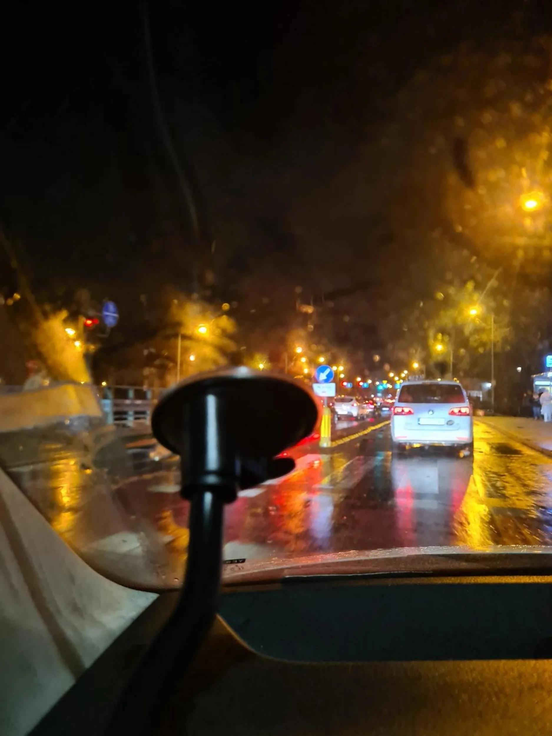 Kierowca jeździ buspasem bezprawnie