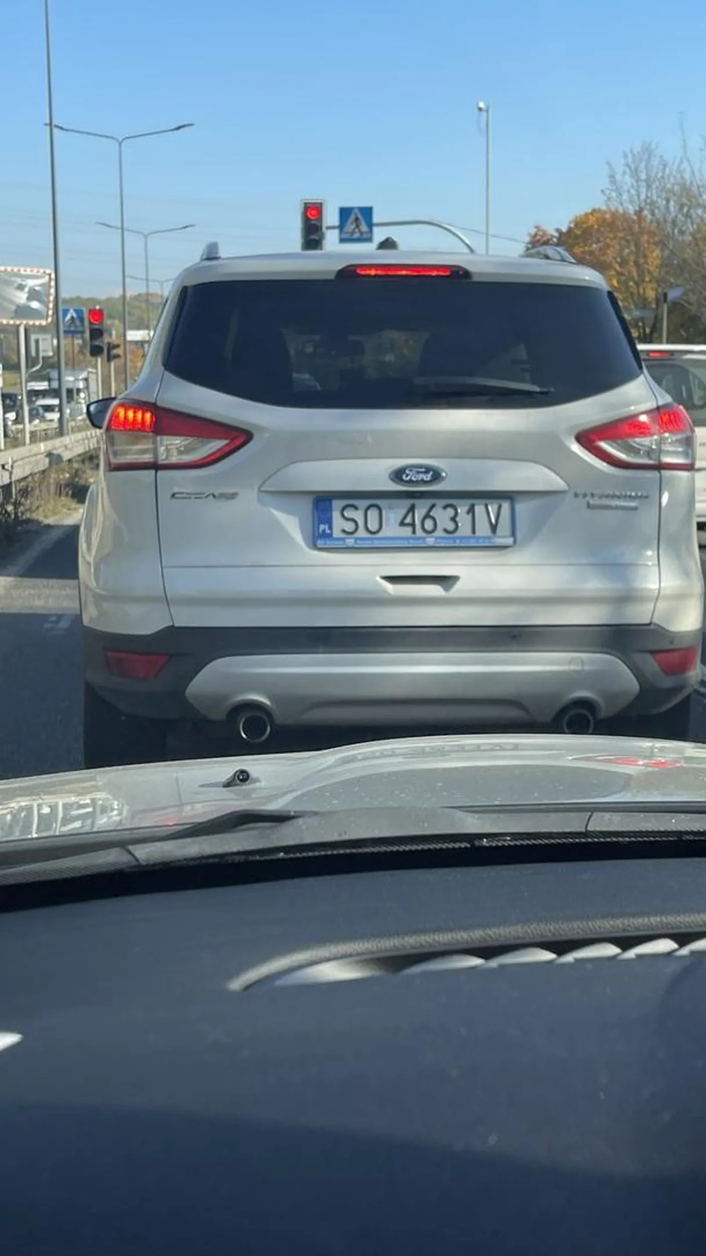 Niedowartościowany facet, który prawo jazdy znalazł w dupie i nadrabia braki w swoim ego zajeżdżając ludziom drogę. Naucz się przepisów drogowych i kultury. Nie pozdrawiam.