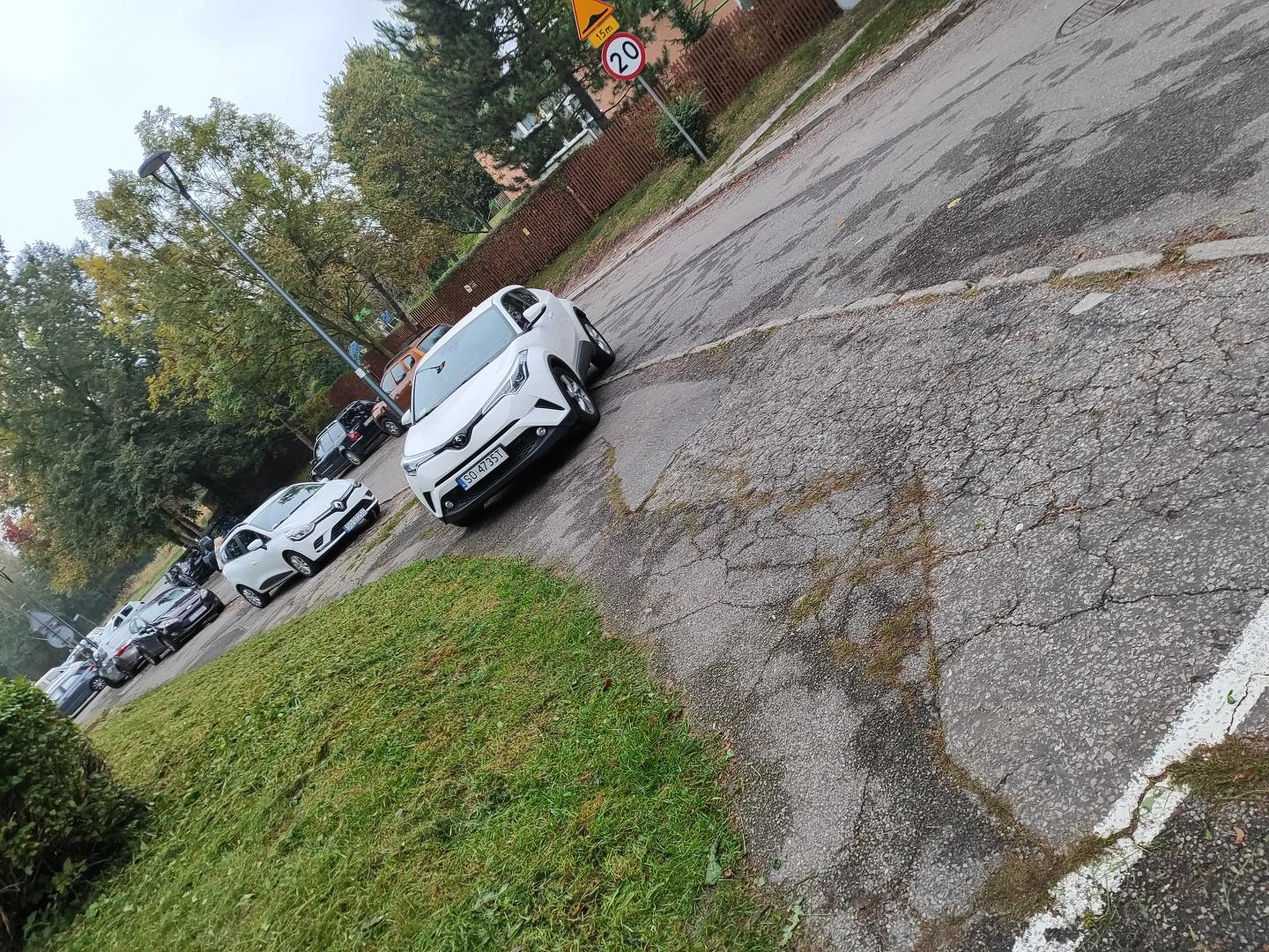 Tak się parkuje i blokuje chodniki, tylko na chwilę do przedszkola.