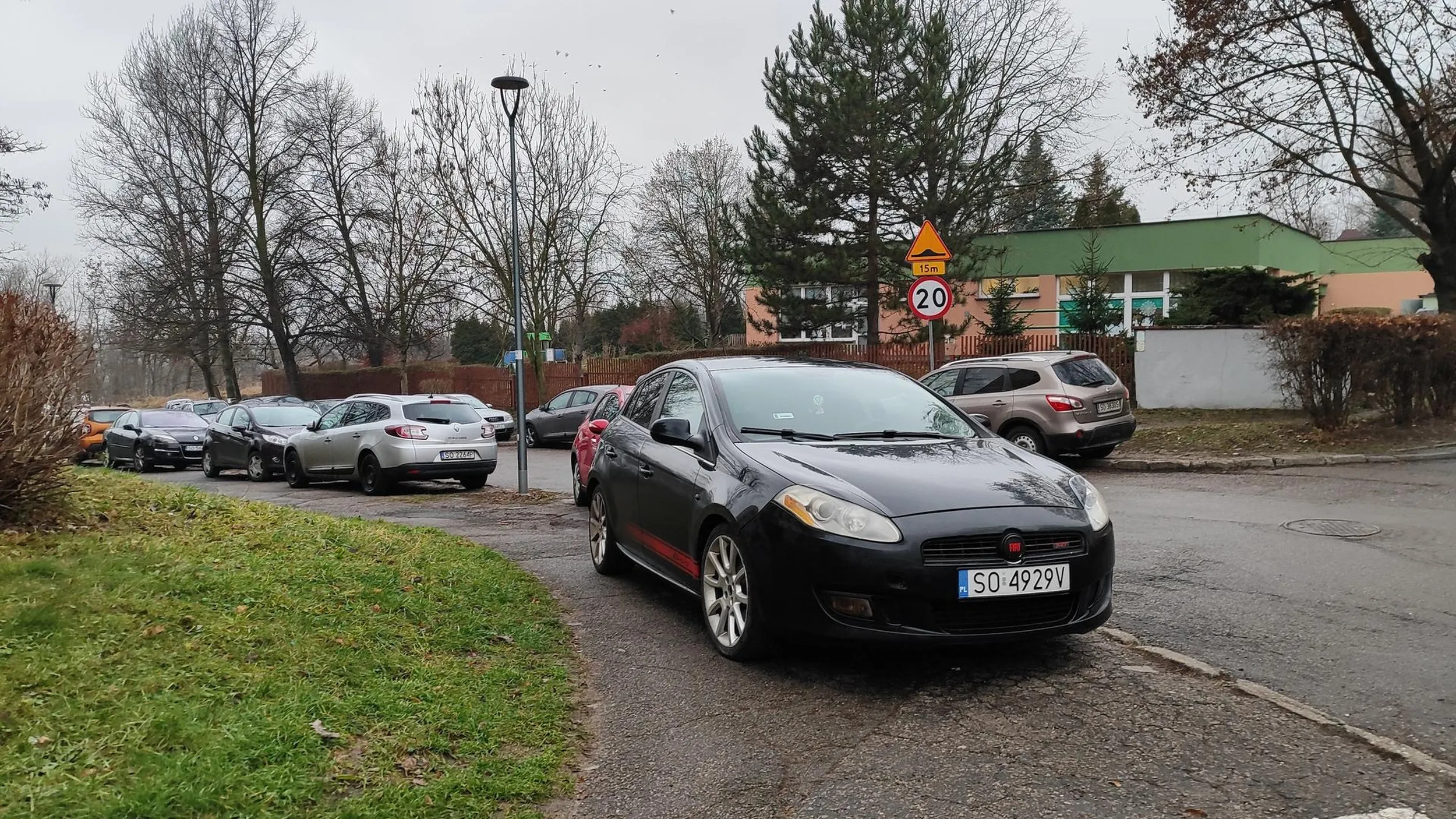 I przejedz z wózkiem... Proponuje cały chodnik zastawic