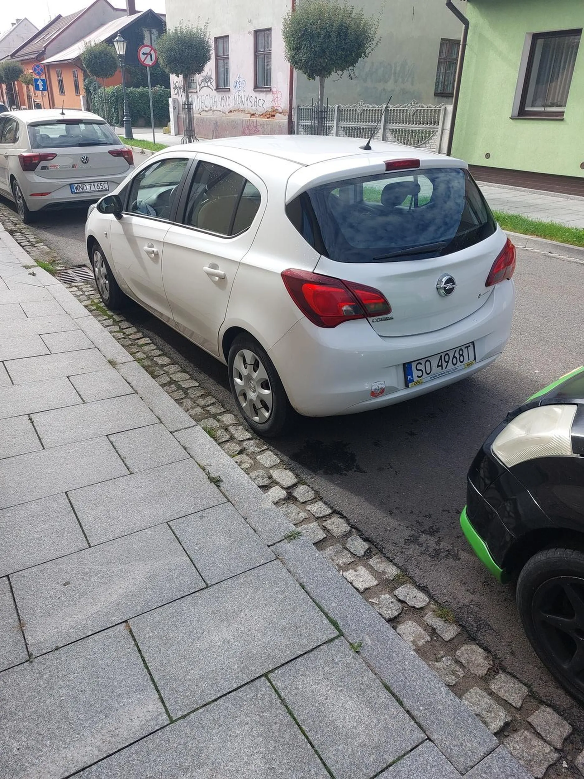 Ktoś nie szanuje zasad i uprzejmości sąsiedzkiej i stanie człowiekowi pod samym domem !!! Wiedzieć że jest parking w innym miejscu !! Zastanów się gdzie stoisz !!!