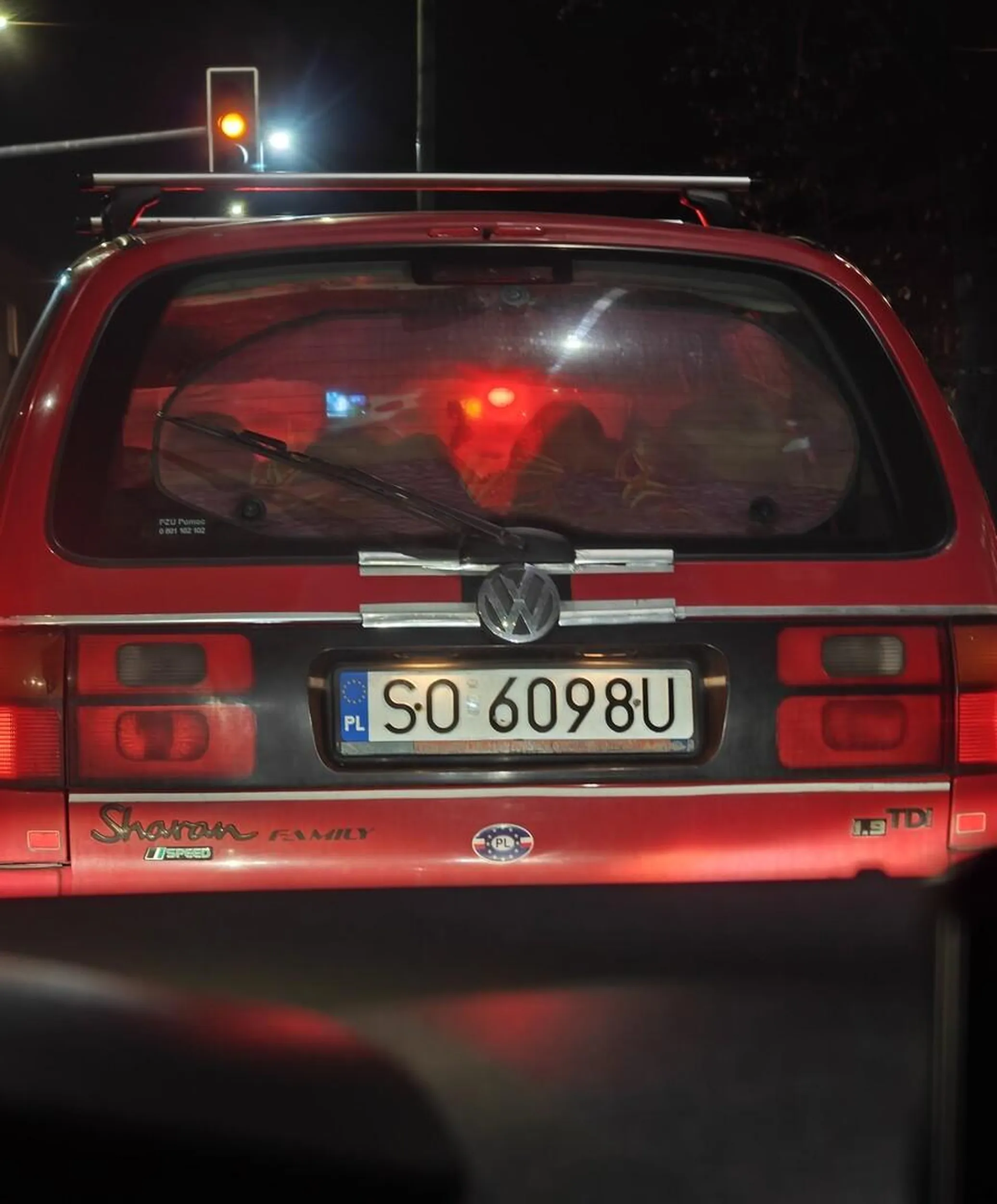 Chłop w tym złomie nie zna zasady jazdy na suwak.