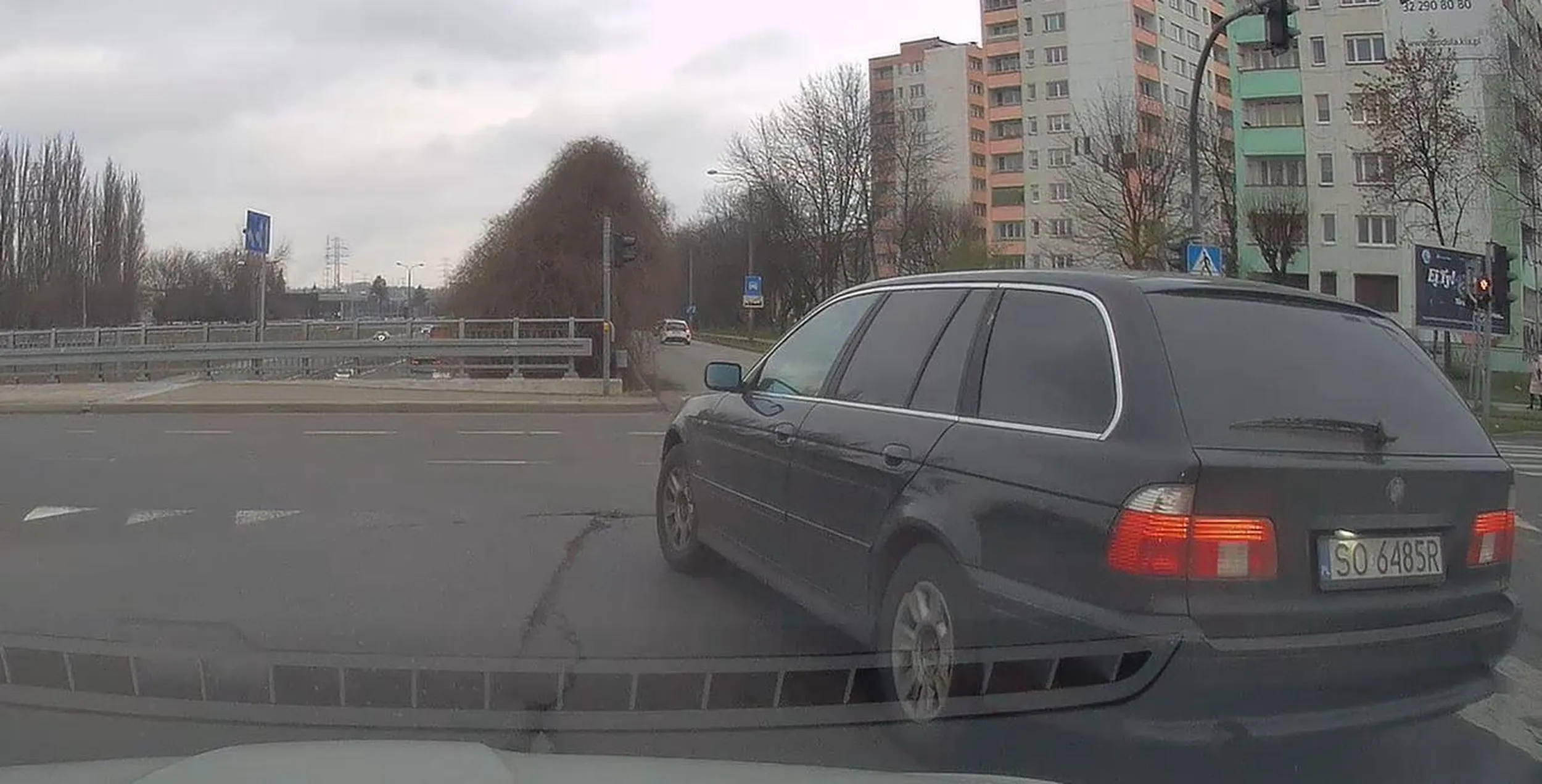 Niepoczytalny kierowca BMW z pasa do jazdy prosto skręca w lewo zajeżdżając drogę poprawnie jadącemu kierowcy, prawie doprowadzając do kolizji.  Jednak marka samochodu zobowiązuje do bycia burakiem drogowym.
