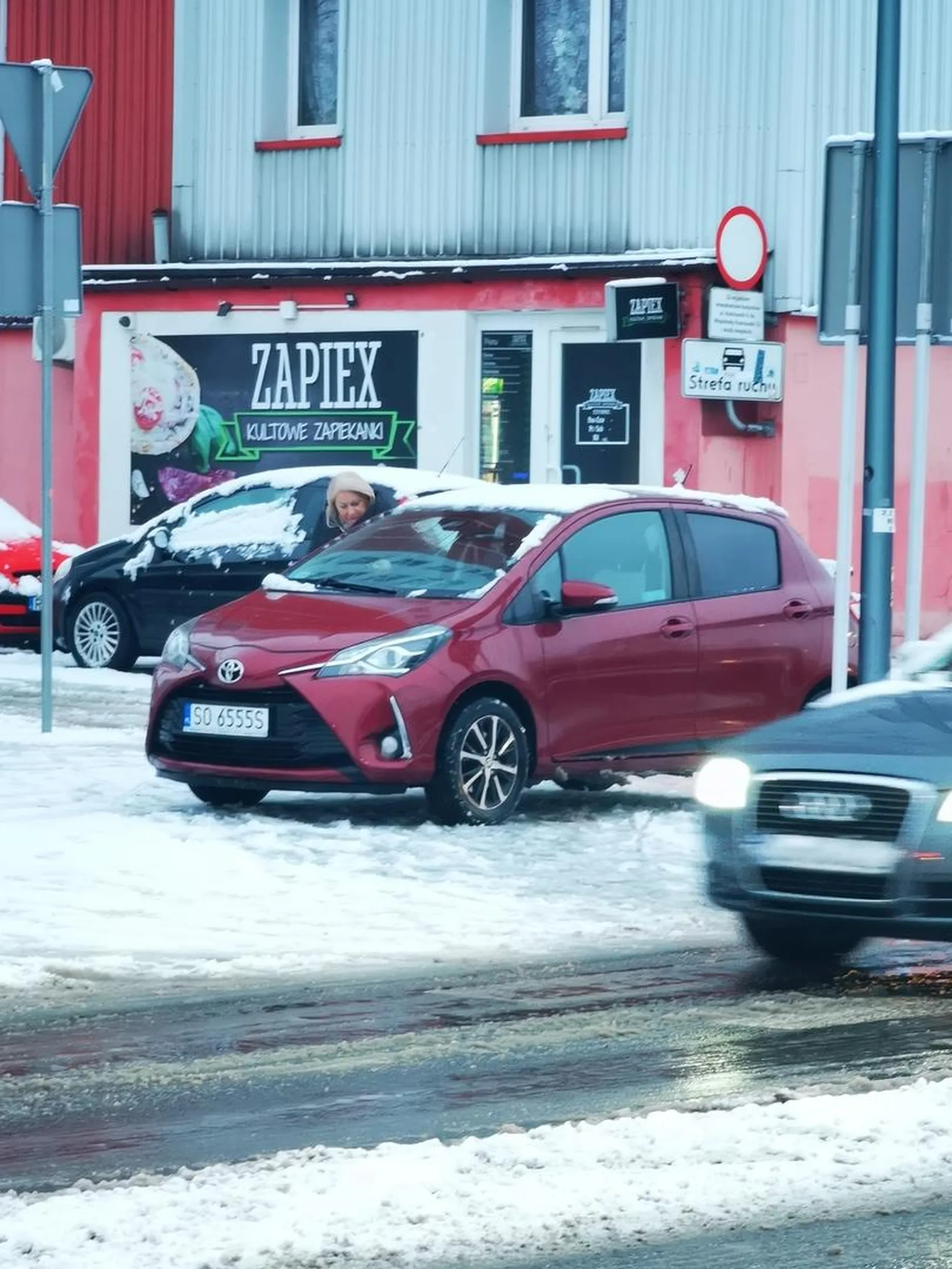 Najlepiej wjechać po przejściu dla pieszych i drodze rowerowej i zaparkować na drodze rowerowej i chodniku bo wielka "DAMA" musi do weterynarza...