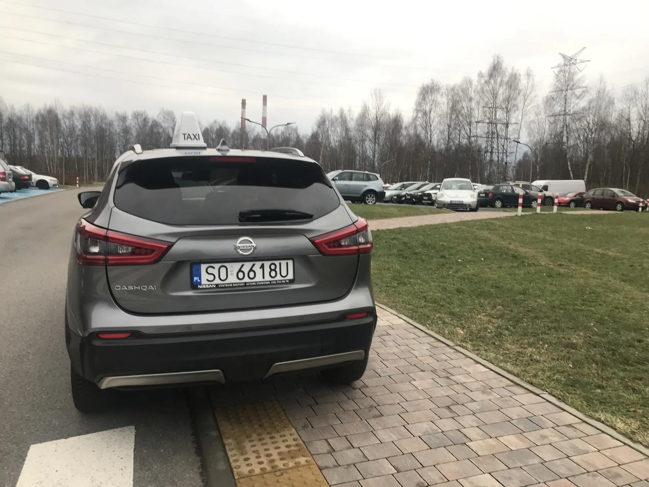 Parkuje na srodku chodnika, w dodatku w strefie zamieszkania tuz przy przejsciu dla pieszych.