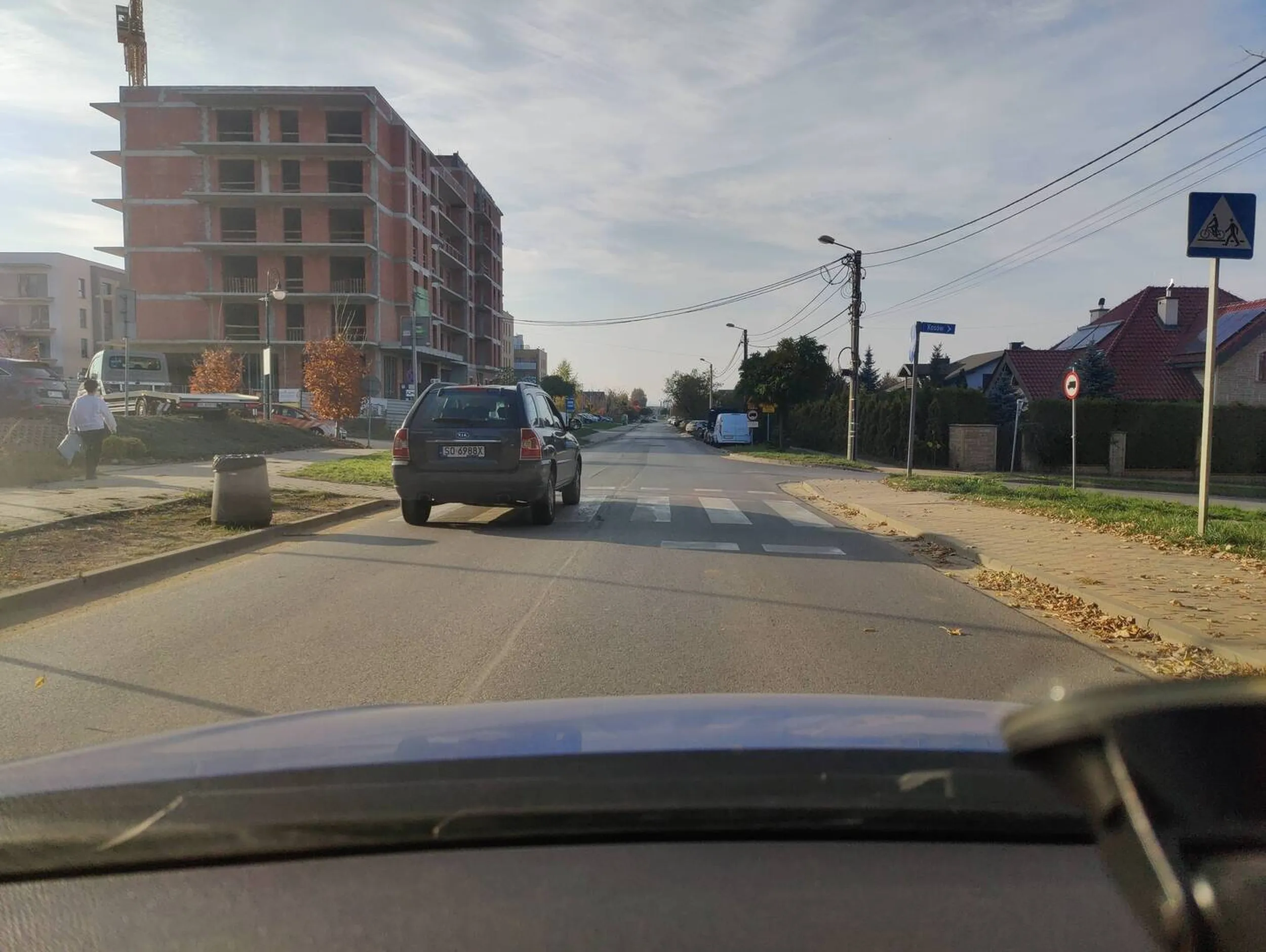 Piękne wyprzedzanie na przejściu dla pieszych w strefie 30, śpieszy się gdzieś?