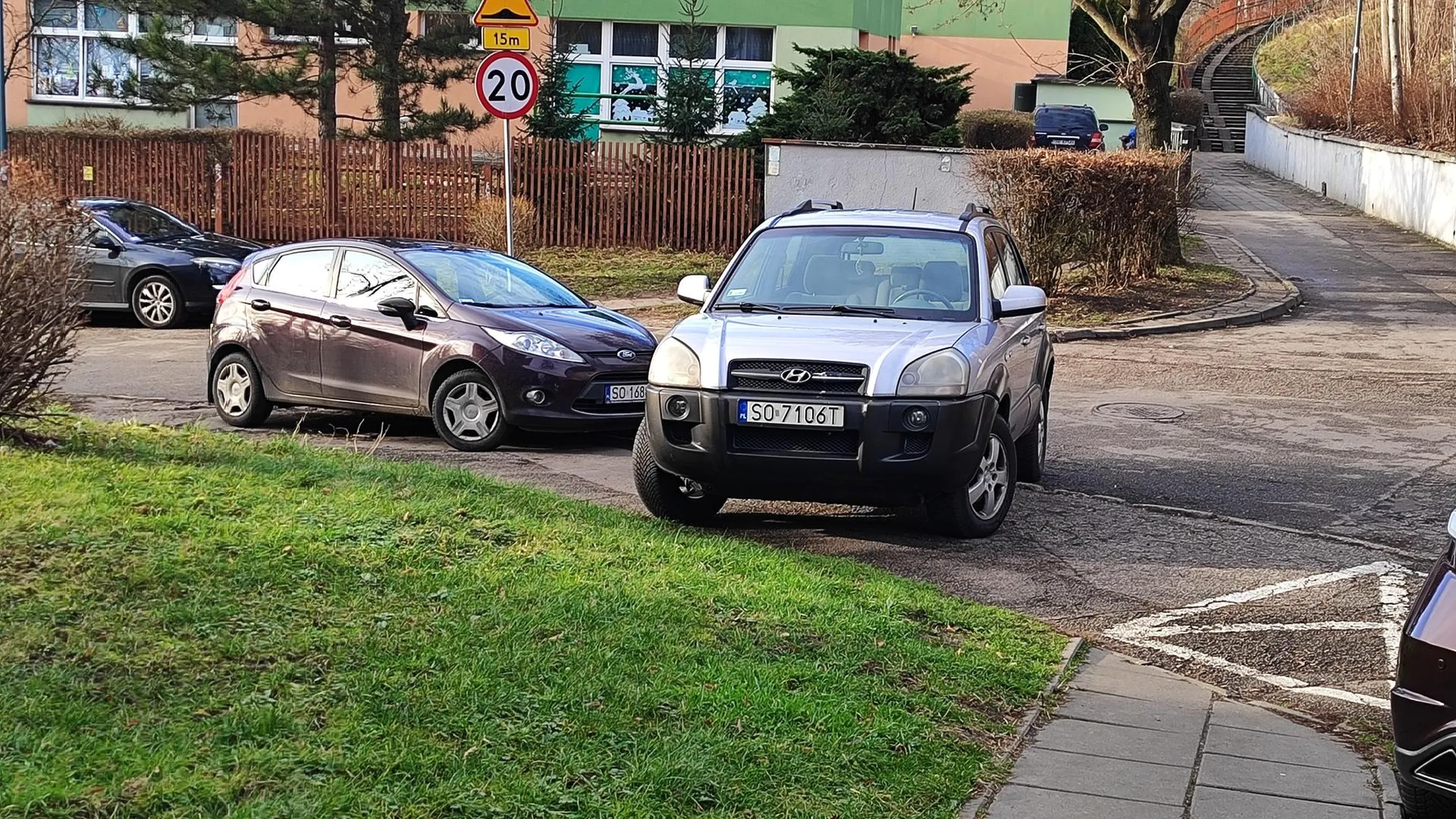 Tak się parkuje... blokując chodnik