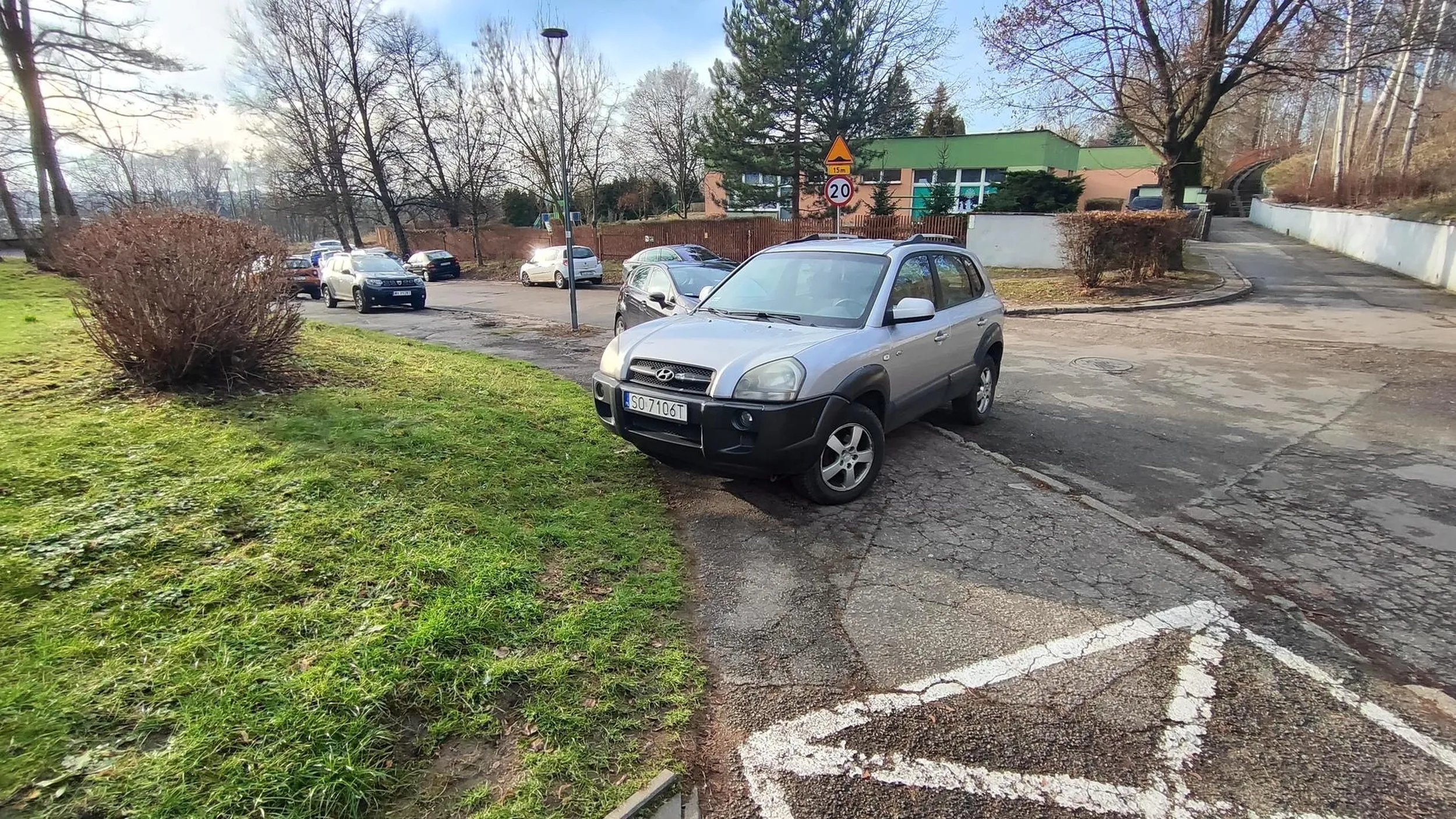 Tak się parkuje... blokując chodnik