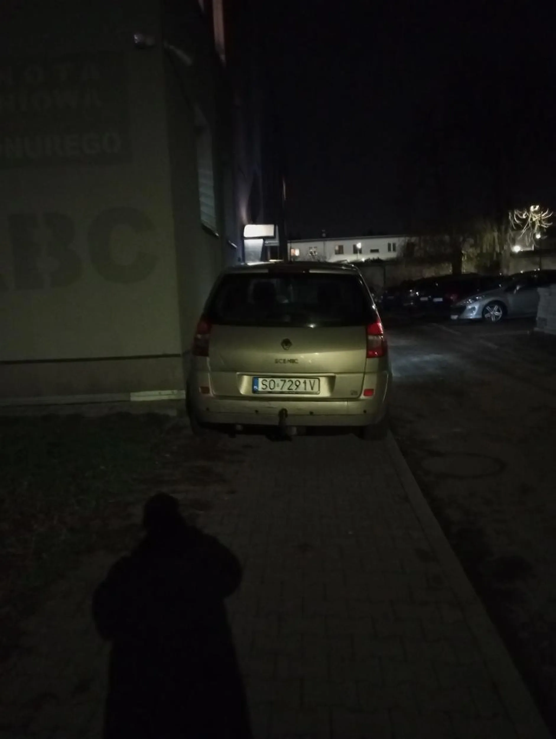 Parkowanie na chodniku. Bo co tam osoby niepełnosprawne, z wózkiem z dzieckiem, czy osoby starsze. Niech skaczą po krawężnikach. Ważne, że on zaparkował. I jeszcze przez całą noc świeciły się LED-y z przodu.