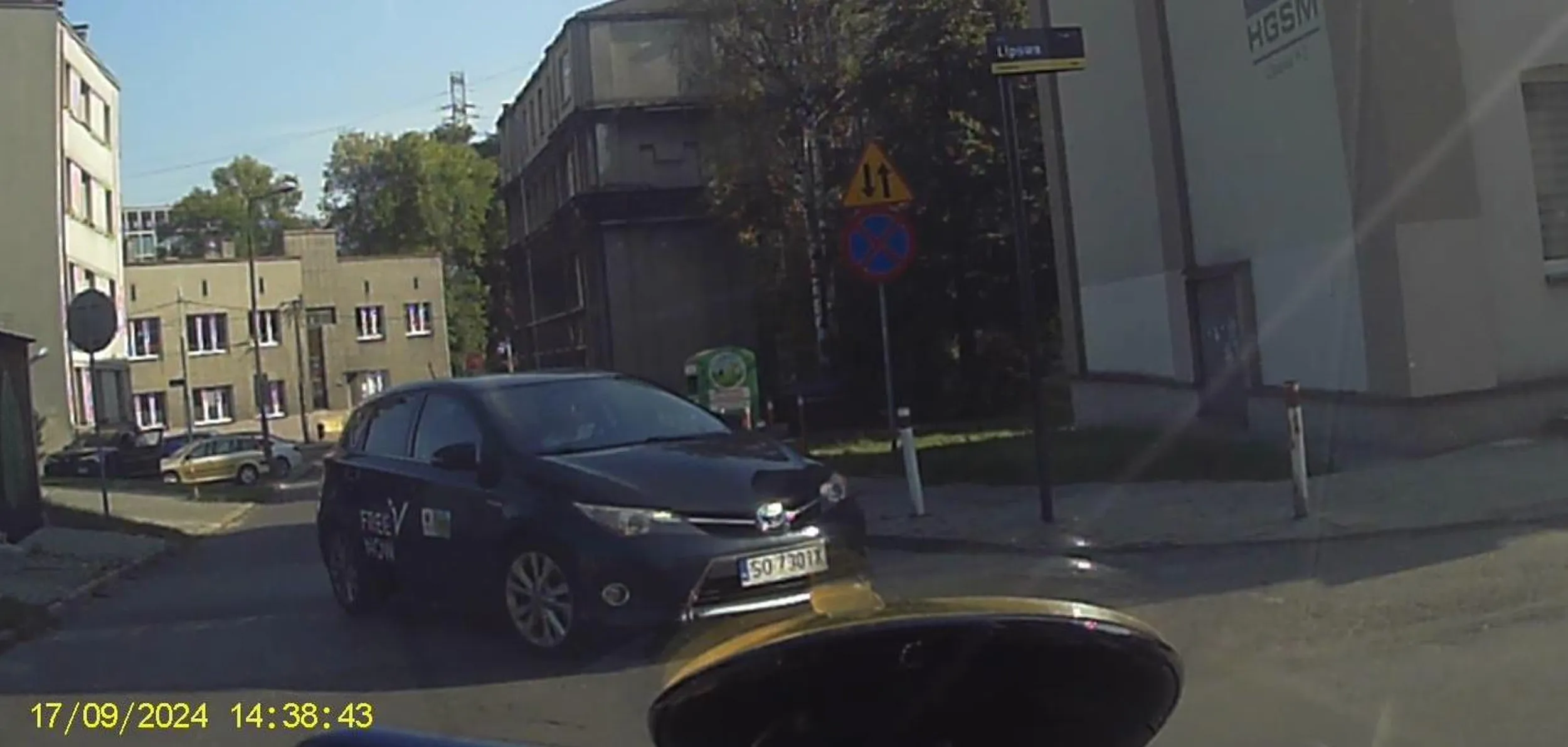 Dziad jeden wymusił pierwszeństwo i jeszcze mnie obtrąbił. Foto z miejsca zdarzenia, kto wie gdzie to jest to wie, że ten facet nie zna przepisów drogowych.