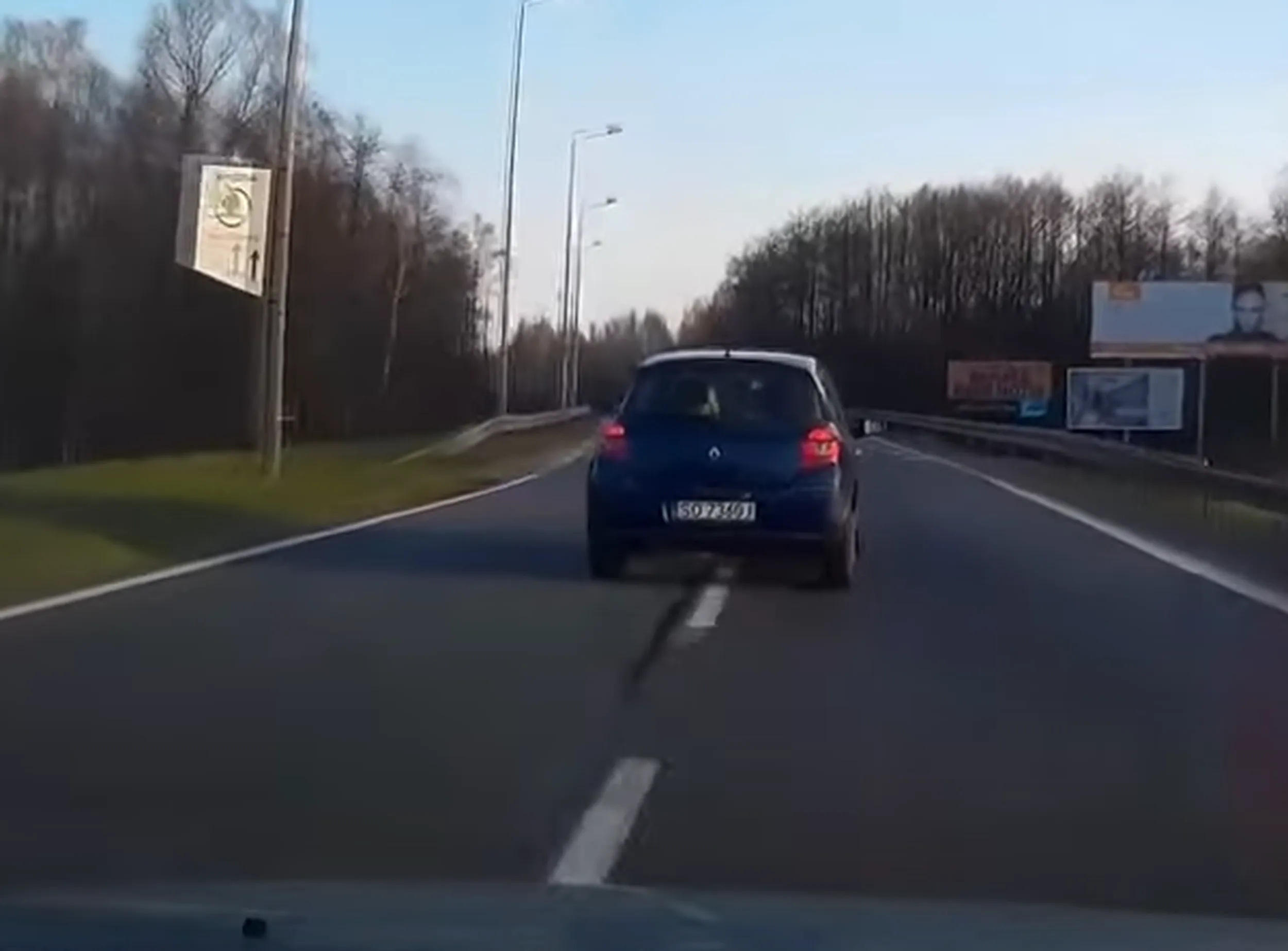 Facet zwyczajnie blokuje pas, żeby go nie wyprzedzić XD