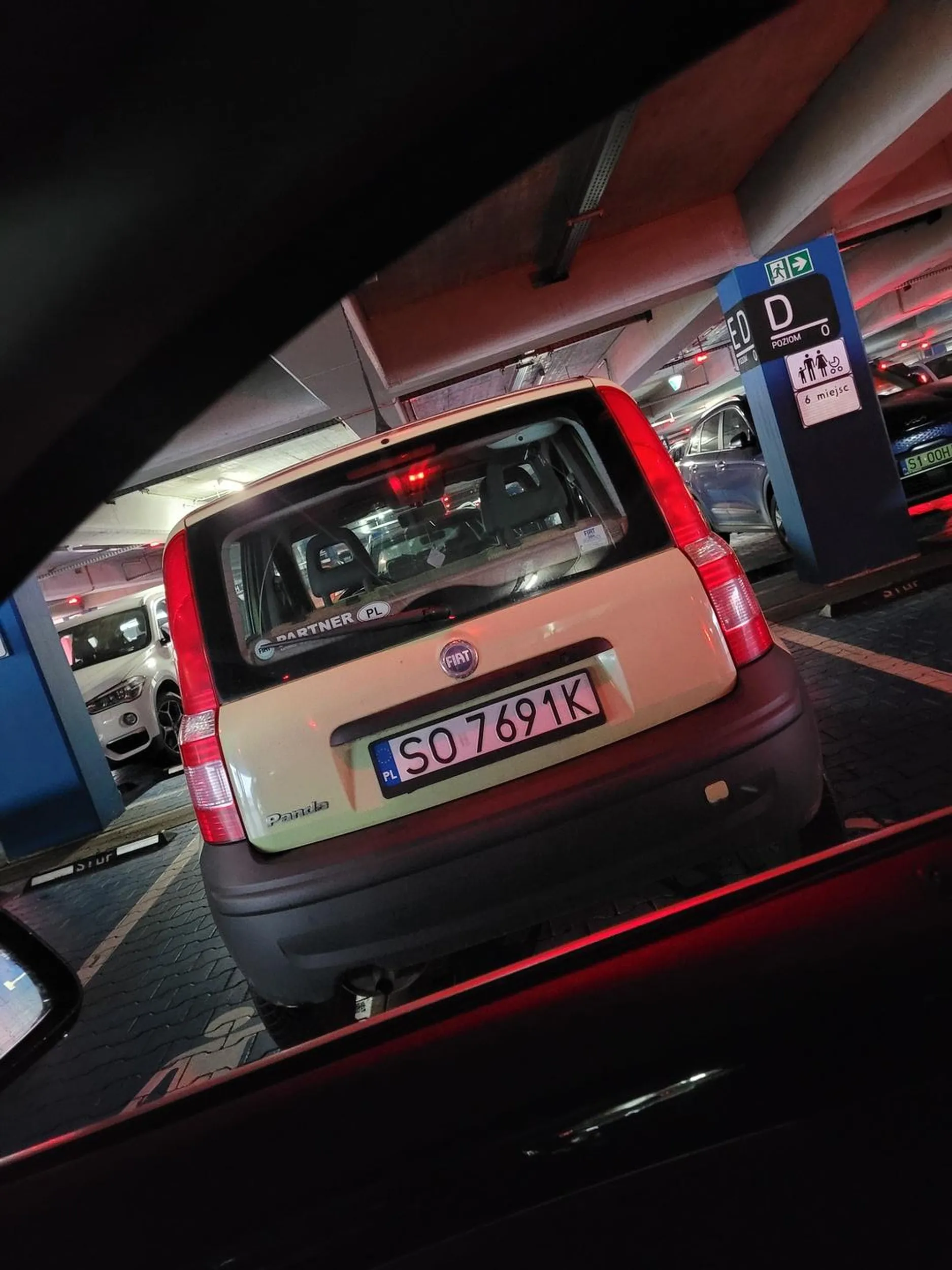 Pani obojętne jest, gdzie parkuje swoje auto. Nawet jeśli nie jest do tego upoważniona.