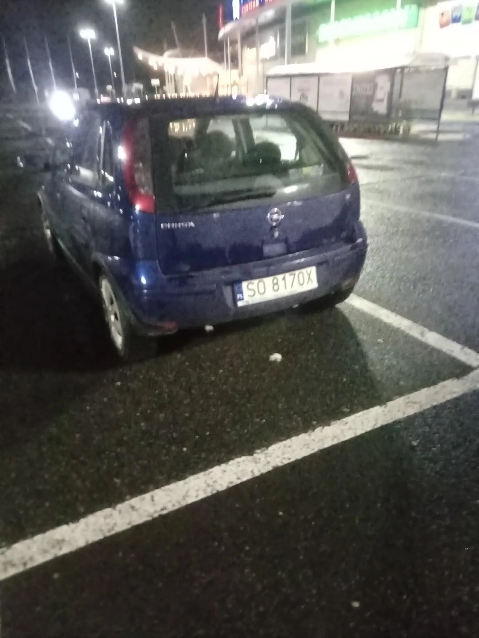 Jeździ po osiedlu i patrzy kto źle parkuje, notorycznie dzwoni po straż miejską i nakleja karne penisy, kierowca jest rudy i gruby