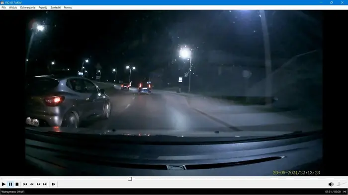 Zajeżdża drogę nie patrząc w lusterka,i jeszcze ma pretensje.