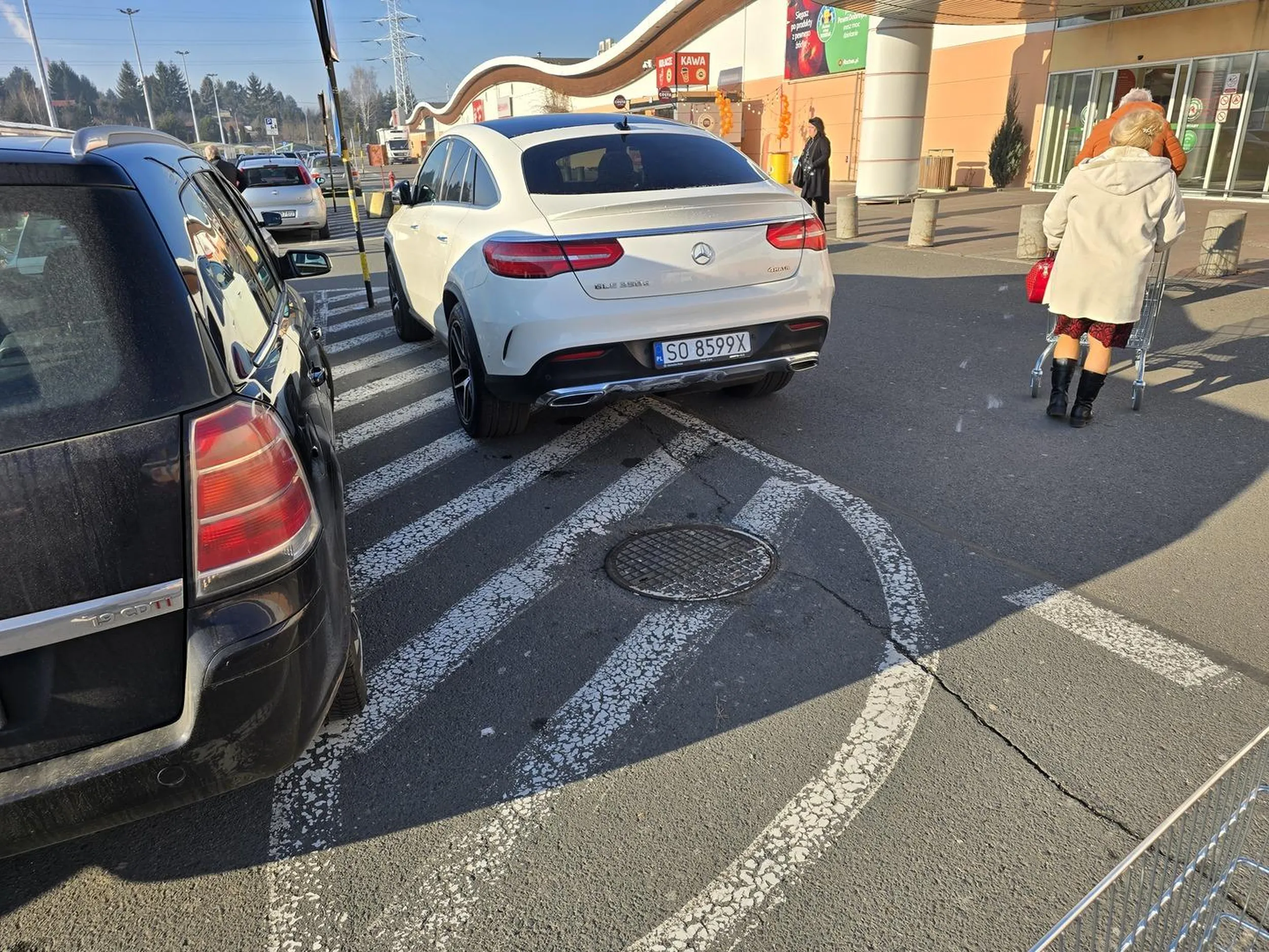 Marketowy standard, czyli stanąć tak blisko wejścia jak tylko się da (sporo wolnych miejsc parkingowych, ale trzeba dojść te 15 metrów...)