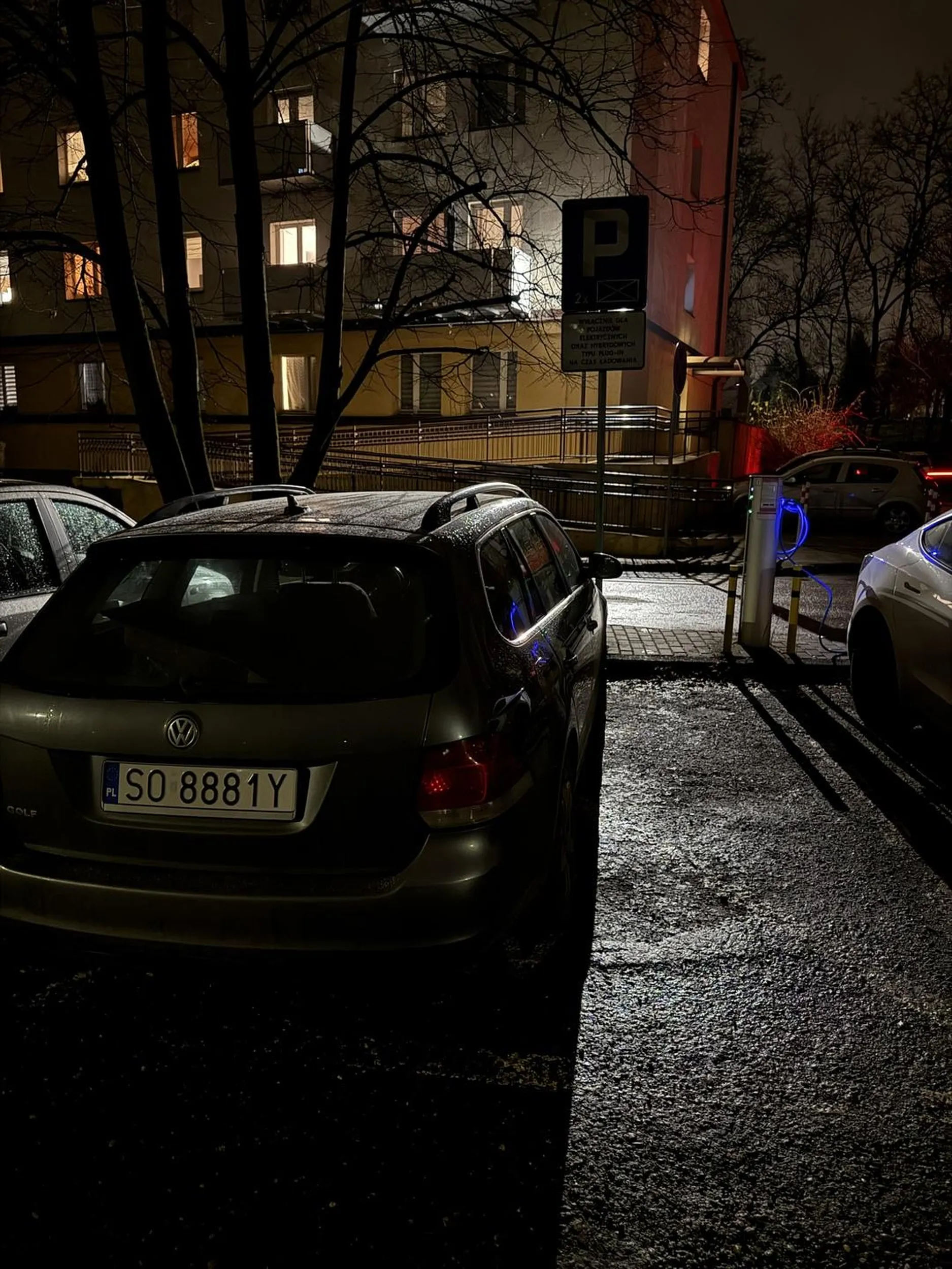 Dzięki za blokowanie miejsca parkingowego przeznaczonego do ładowania samochodów elektrycznych. Już drugi raz w przeciągu kilku dni zablokowałeś miejsce parkingowe uniemożliwiając mi naładowania samochodu!! Następnym razem zablokuję Twoj samochód i soę podłączę do ładowarki!