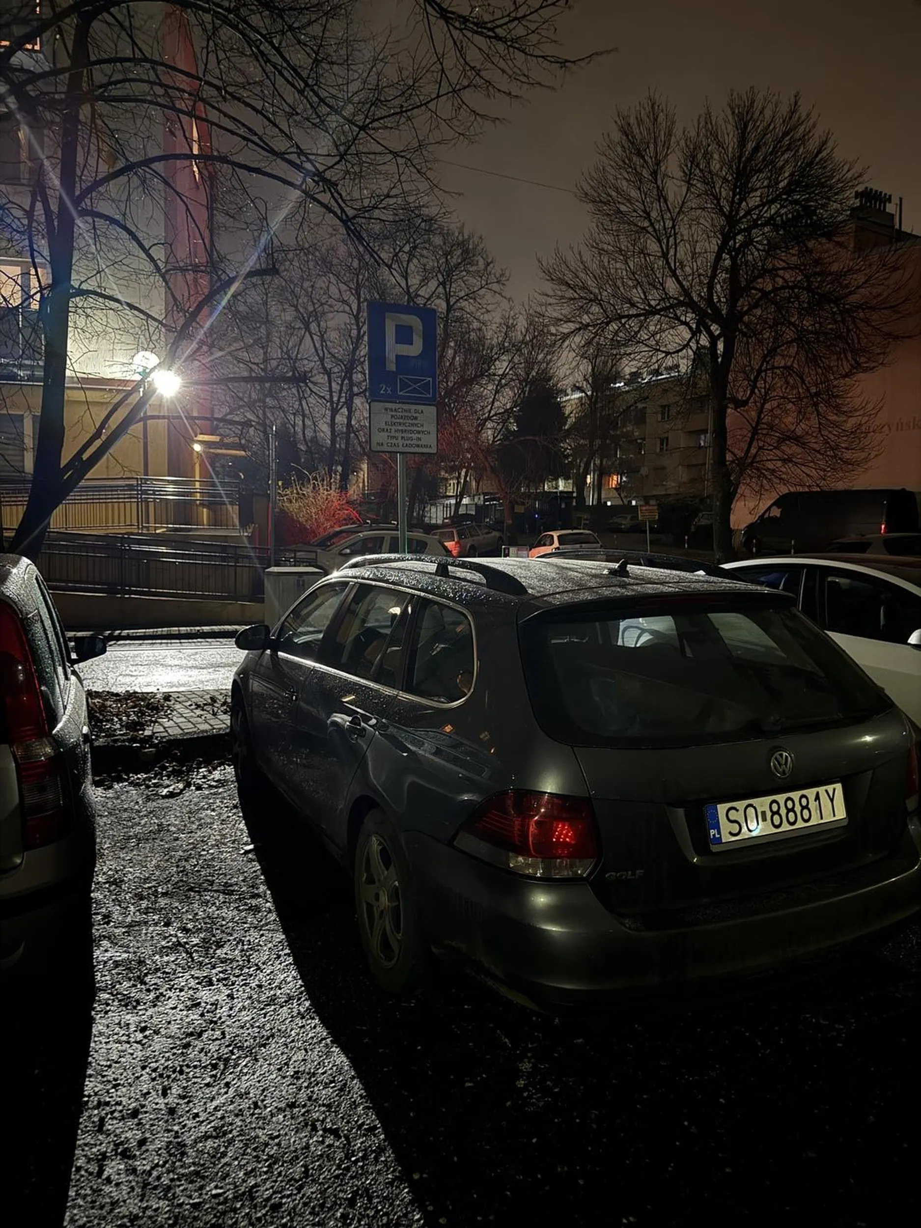 Dzięki za blokowanie miejsca parkingowego przeznaczonego do ładowania samochodów elektrycznych. Już drugi raz w przeciągu kilku dni zablokowałeś miejsce parkingowe uniemożliwiając mi naładowania samochodu!! Następnym razem zablokuję Twoj samochód i soę podłączę do ładowarki!