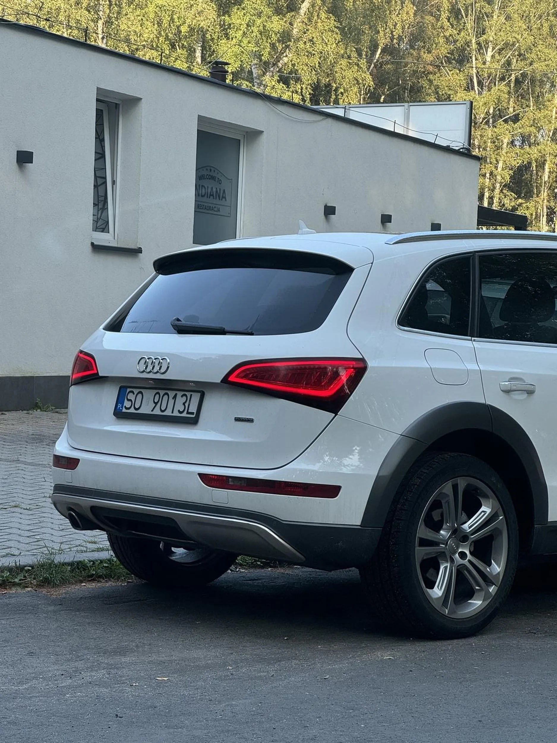 Auto jeździ z tablicami rejestracyjnymi z allegro. Naklejka legalizacyjna to podróbka. Zgadza się tylko nr rejestracyjny