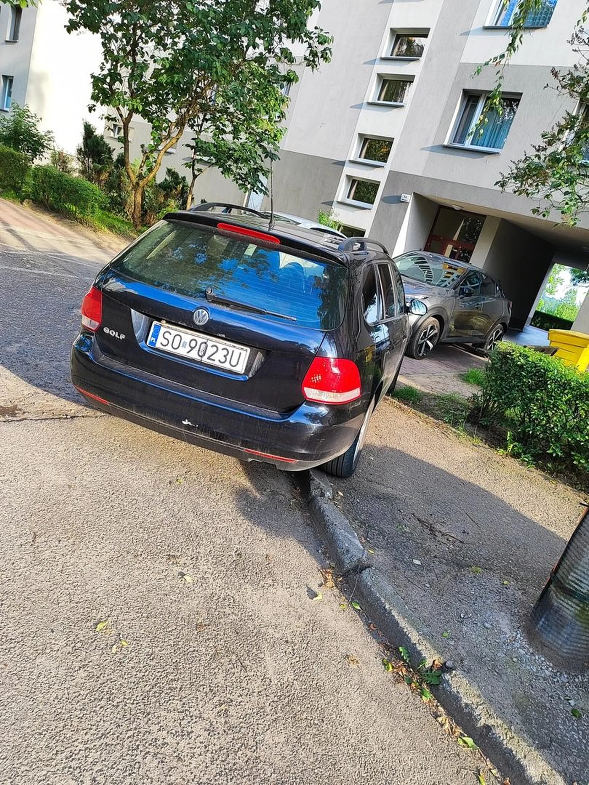 Prawo jazdy z chipsów, najlepiej zablokować chodnik bo trzeba sobie zaparkować