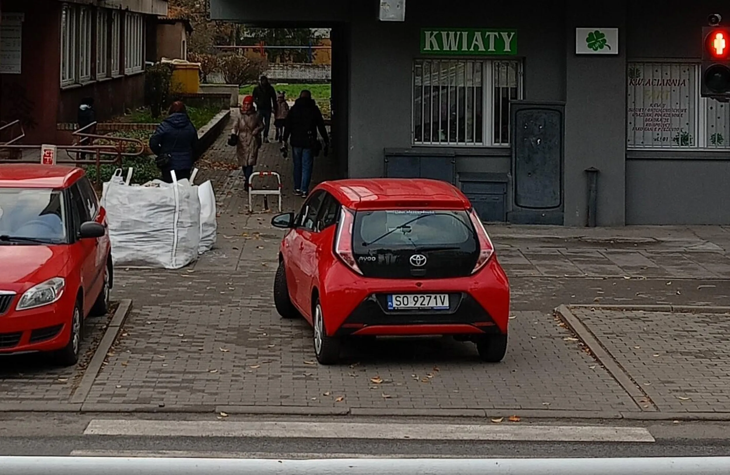 Ciul nawet nie umie poprawnie zaparkować, tylko na chodniku