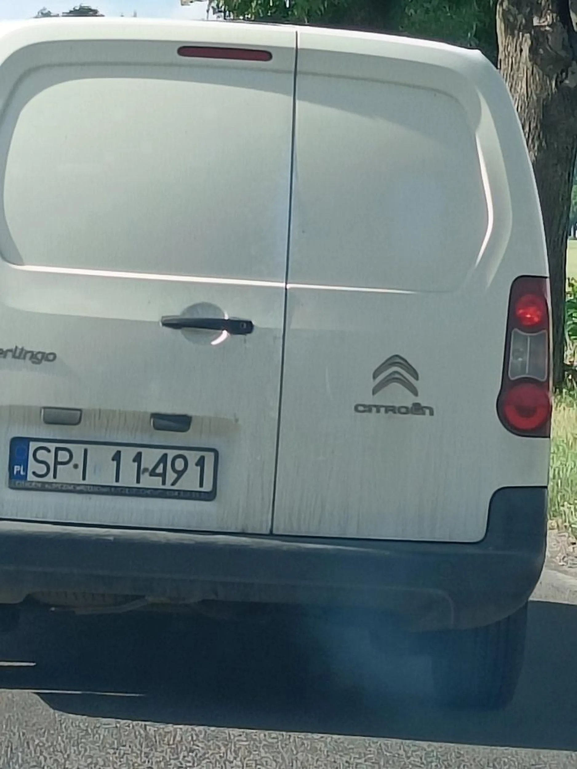 Za tym samochodem nie da się jechać bez obiegu zamkniętego, kopci na niebiesko tak, że wytrzymać nie idzie...