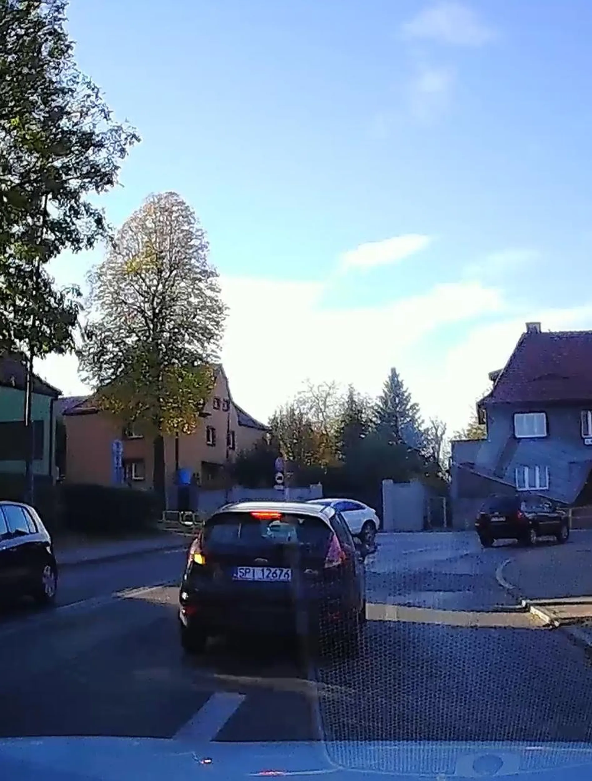 Uwaga na babsko z czarnego Forda,wymusza,specjalnie hamuje oraz skręcając w lewo zajmuje dwa pasy utrudniając poruszanie się innym uczestnikom ruchu.