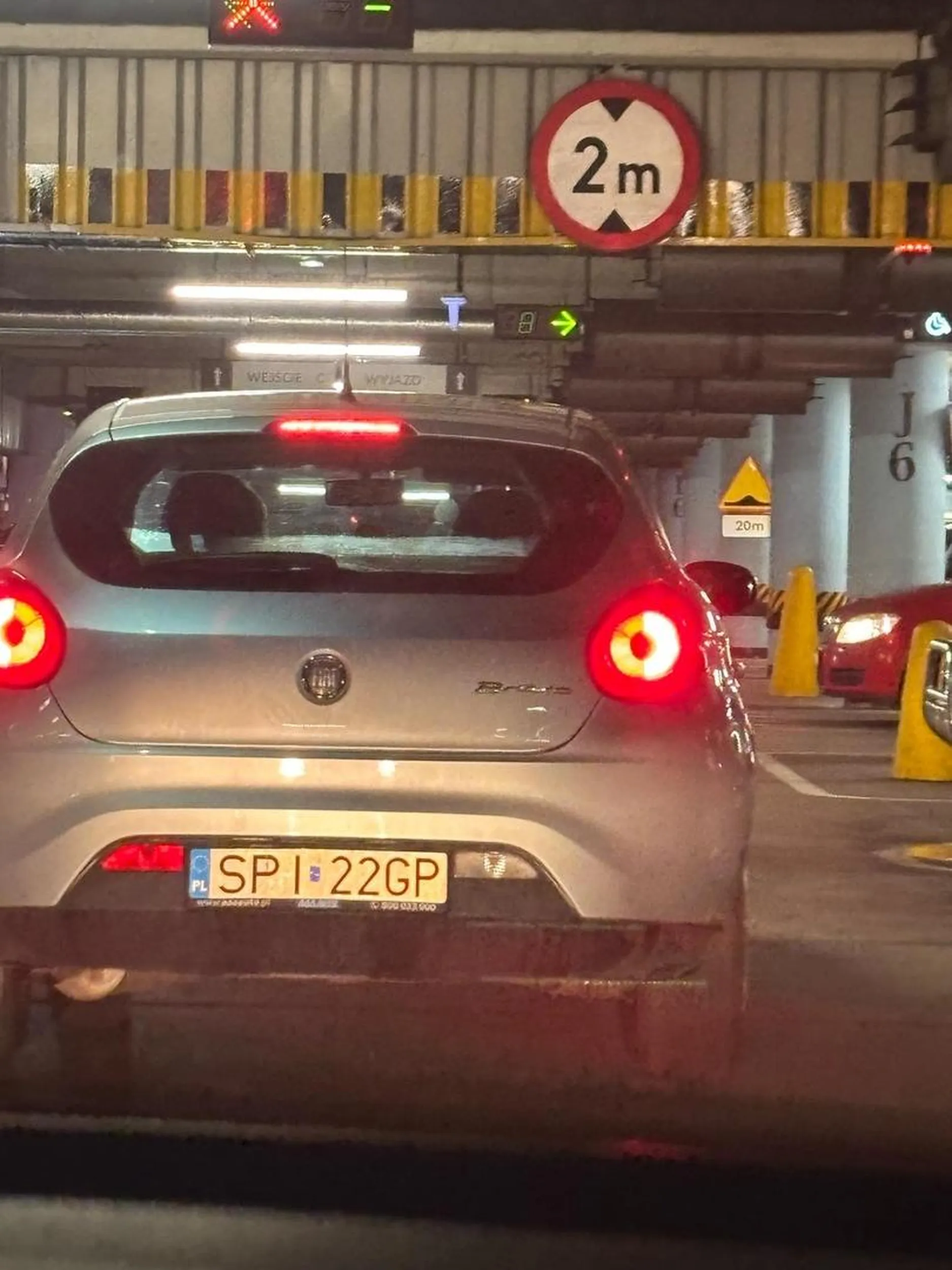 Standardowy przykład kierowcy myślący (a raczej nie myślący), że jak ma kierunkowskaz to może wyjechać z podporządkowanej