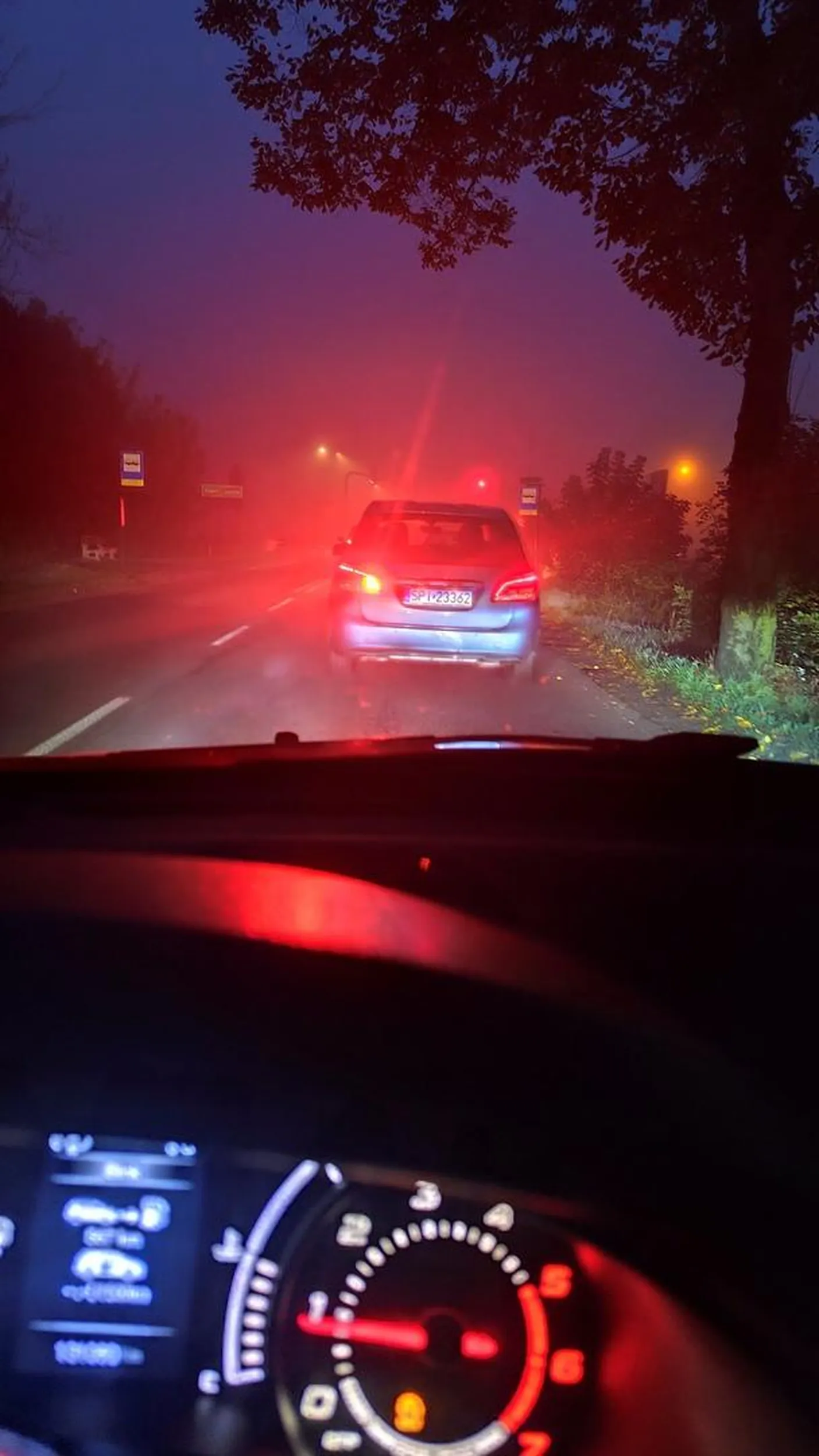 Kolejny tuk niedouczony z piekar - teren zabudowany, sznur aut a on oślepia