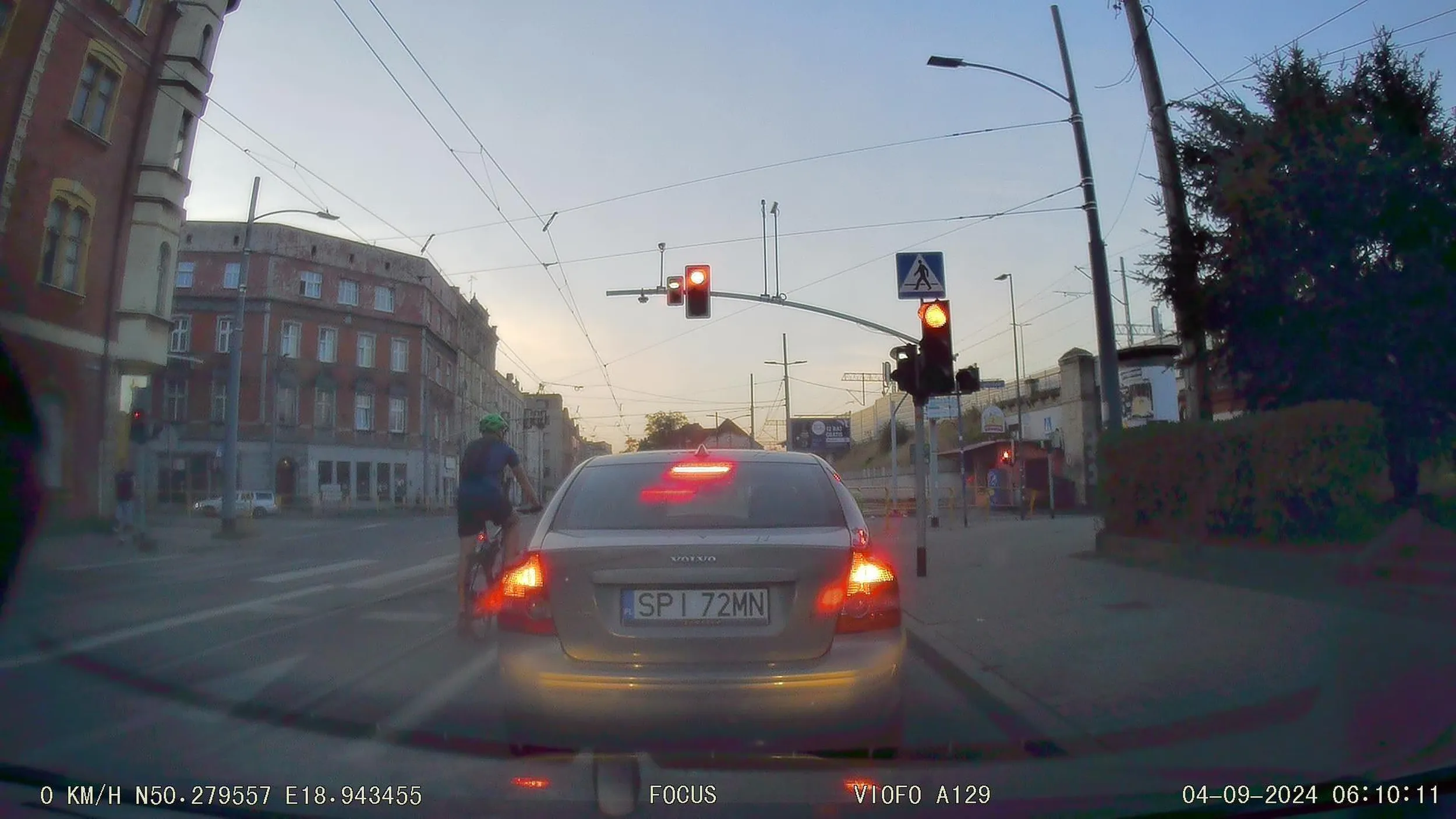 Kierowca Volvo, który chyba marzył o BMW. Dla niego manetka z kierunkowskazami praktycznie nie istnieje, przecież on wie gdzie jedzie. Zmiany pasa, skrzyżowania, zjazdy z ronda... A domyśl się. SPI - to mnie nie dziwi.