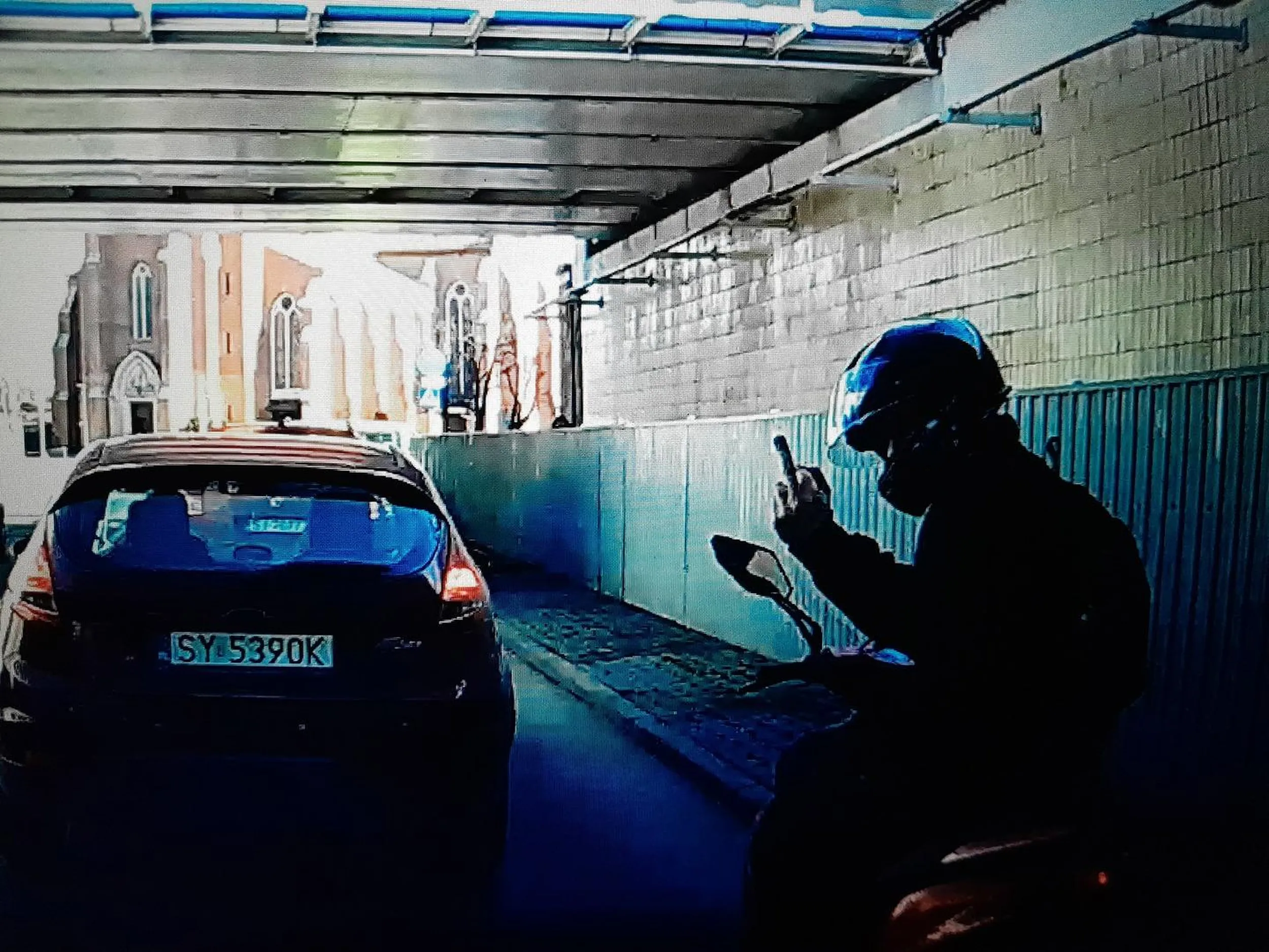 Przeciska się na milimetry między autami. Kiedyś ktoś wsadzi ci ten palec do dupy.