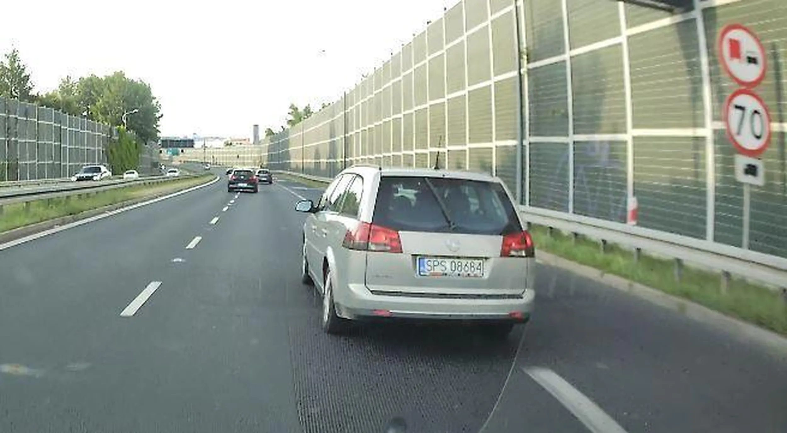 kierowca chyba wcześniej jeździł BMW ponieważ nie używa kierunkowskazów tylko po prostu zmienia pas ruchu...