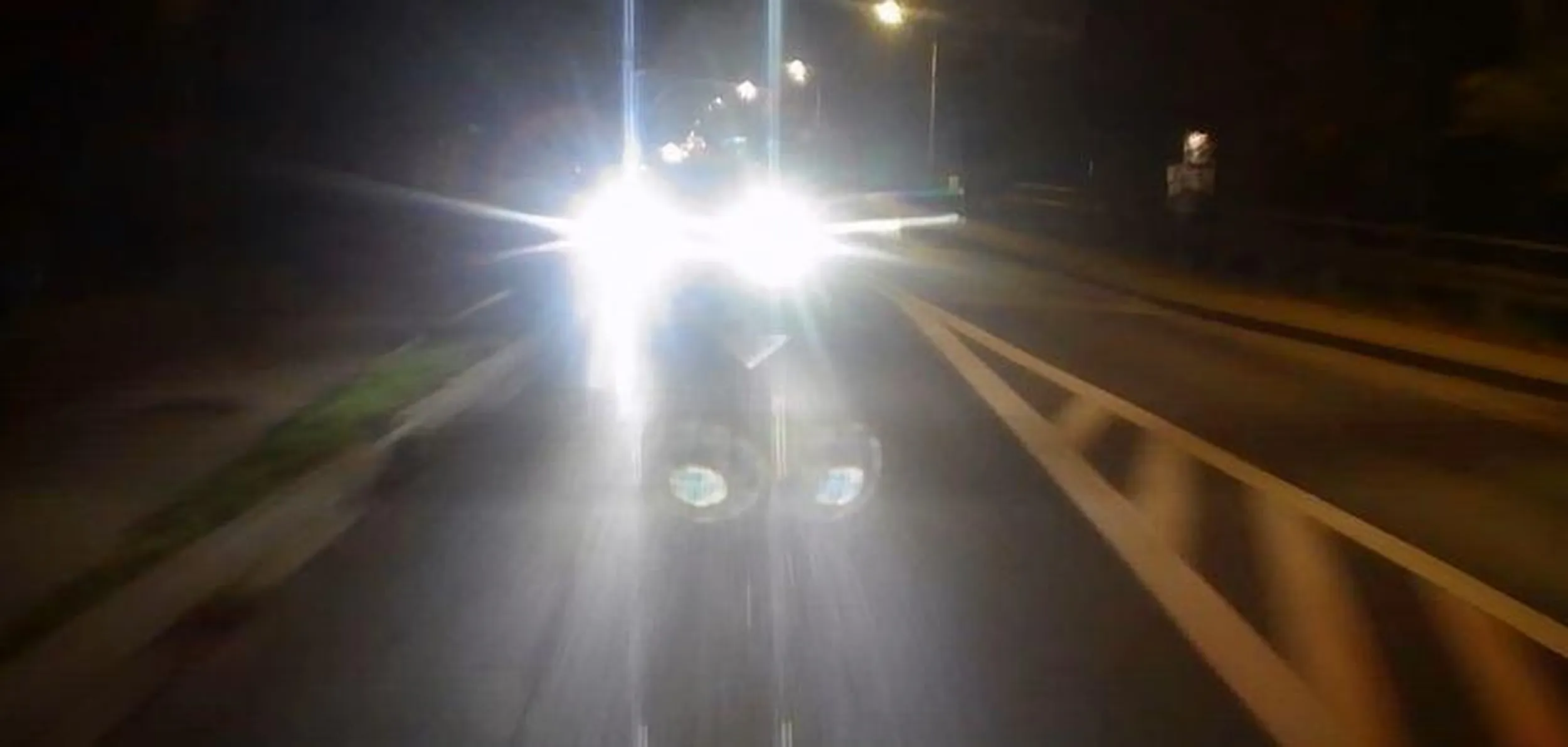 nie polecam ustawienia świateł tego jegomościa