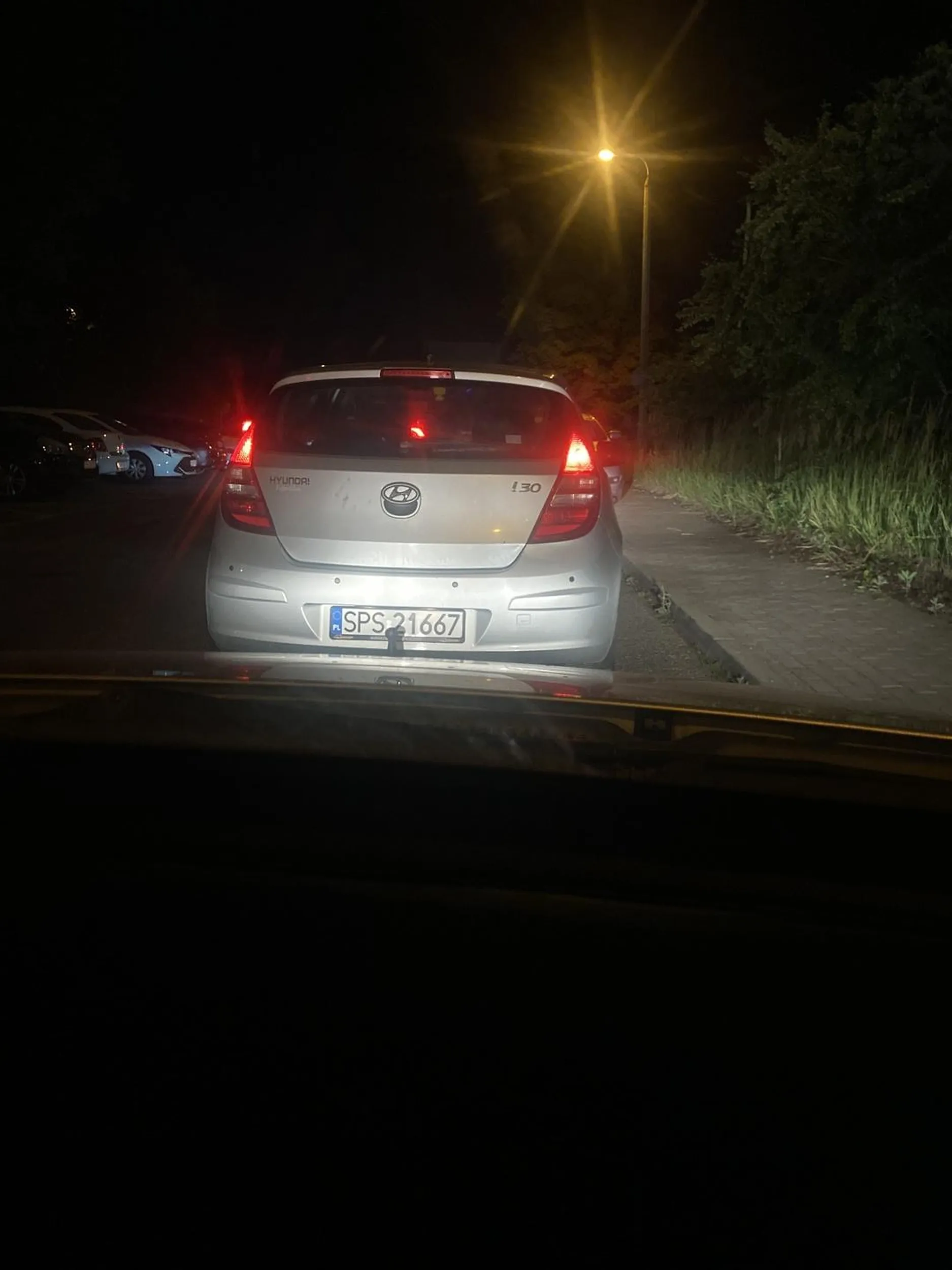 Kierowca zablokował ruch po koncercie Dawida podwajało na ulicy młodzieżowej w Chorzowie z powodu „ nie na jadę na krawężnik” kierowca agresywny groził pasem wykłucał się nie zdawając sobie sprawy że inni kierowcy od 2h stoją w korku