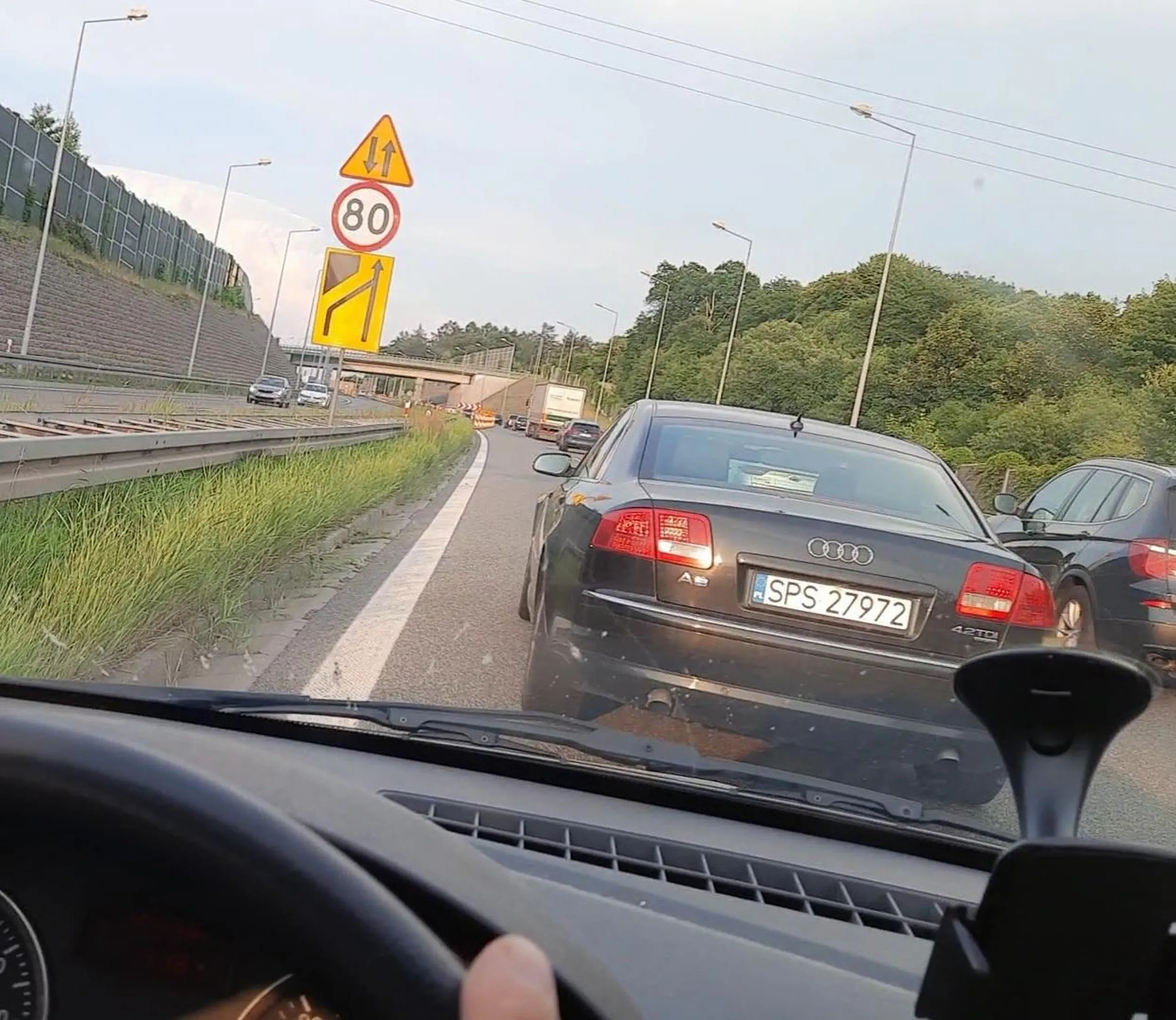 Właśnie się na niego nadzialiśmy przy zwężeniu na obwodnicy Bielska. Blokuje lewy pas ruchu. Jazda na suwak nie dociera do jego świadomości. Beton.