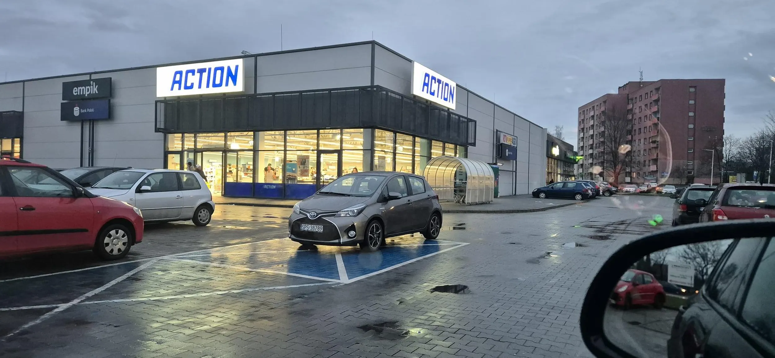 No faktycznie niepełnosprawny miejsca milion a ten wielkiego kwadratu nie potrafi zająć