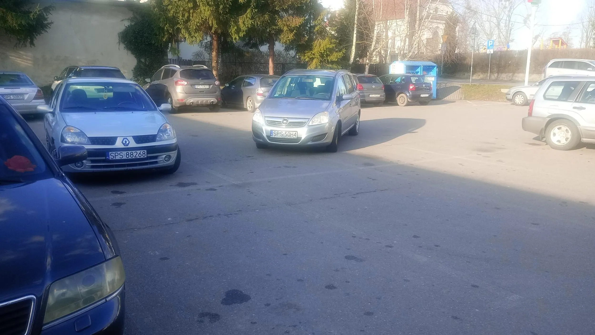 Studzionka, śląskie, parking pod sklepem 04.03.2024 3 miejsca dla króla parkowania z zardzewiałego opla