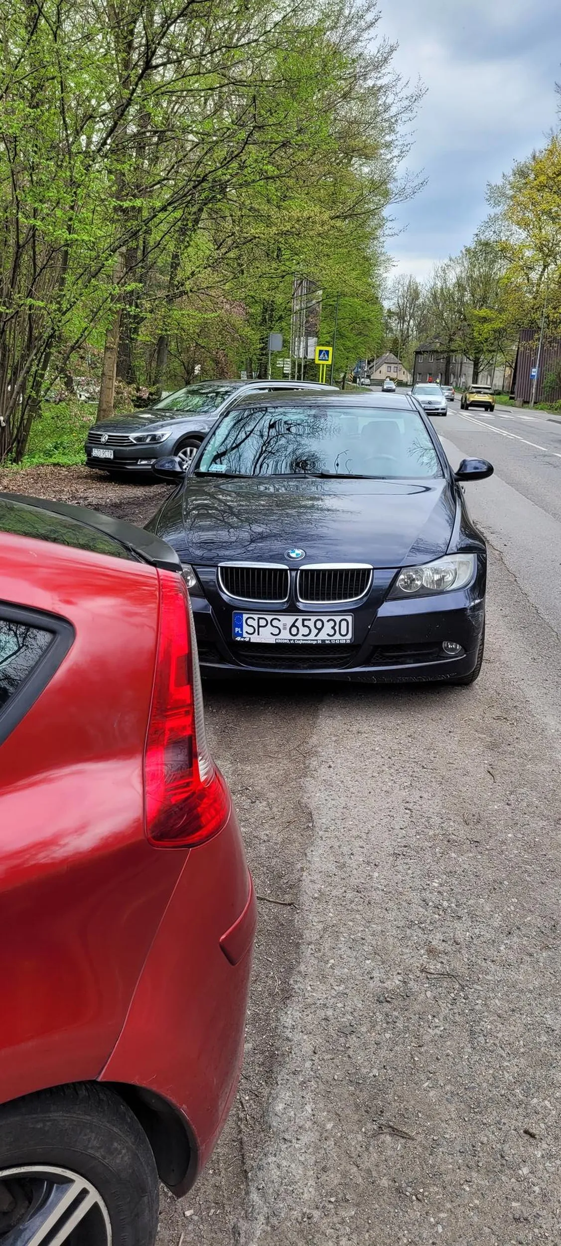 Zajął 3 miejsca parkingowe oraz zblokował auta, ponieważ panicz nie chciał ubrudzić opon błotem.
