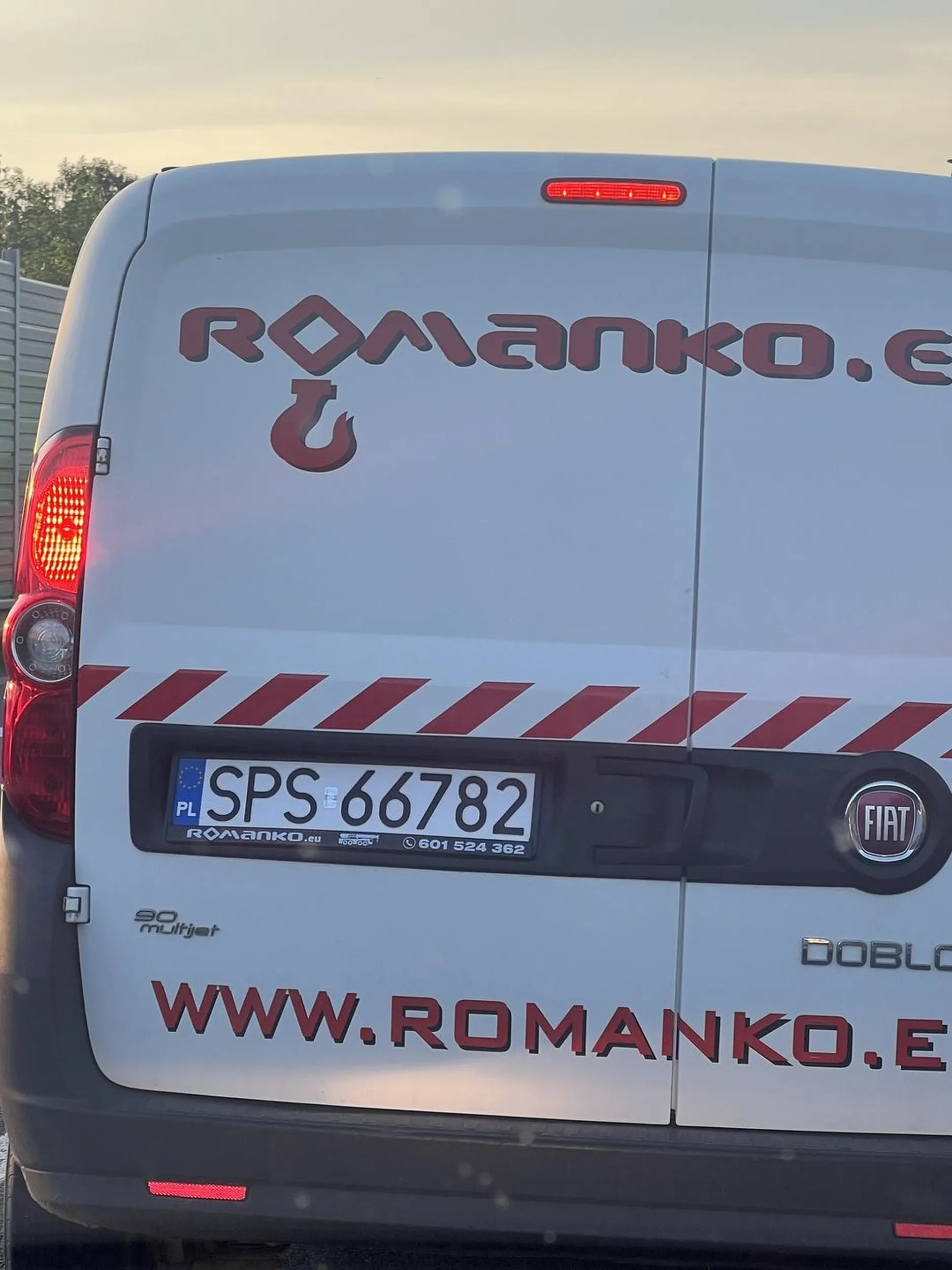 Kierowca przekracza prędkość, wyprzedza na zakazach, spycha innych z drogi