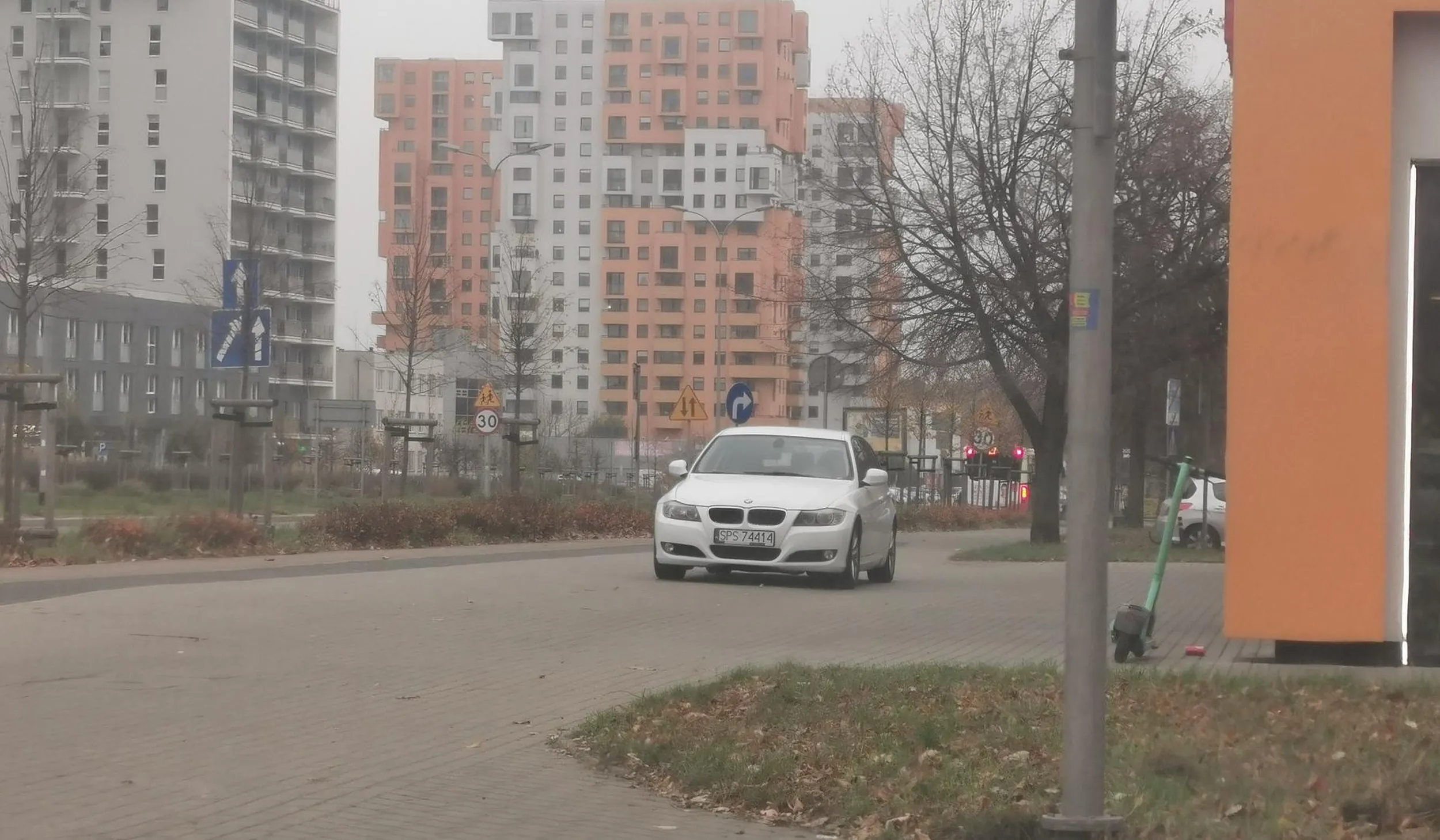 Po poprzednim komentarzu wnioskuję że kierowca nic się nie nauczył. Dalej łamie przepisy, tym razem wjechał przez przejście dla pieszych aby zaparkować na środku chodnika