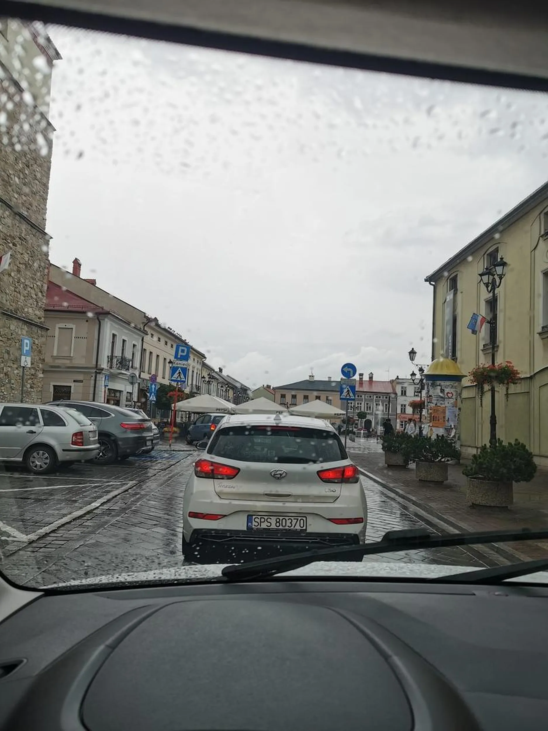 Przejechał zaraz obok pieszej stojącej na przejściu, nie używa kierunkowskazów.. Fatalny kierowca. :/