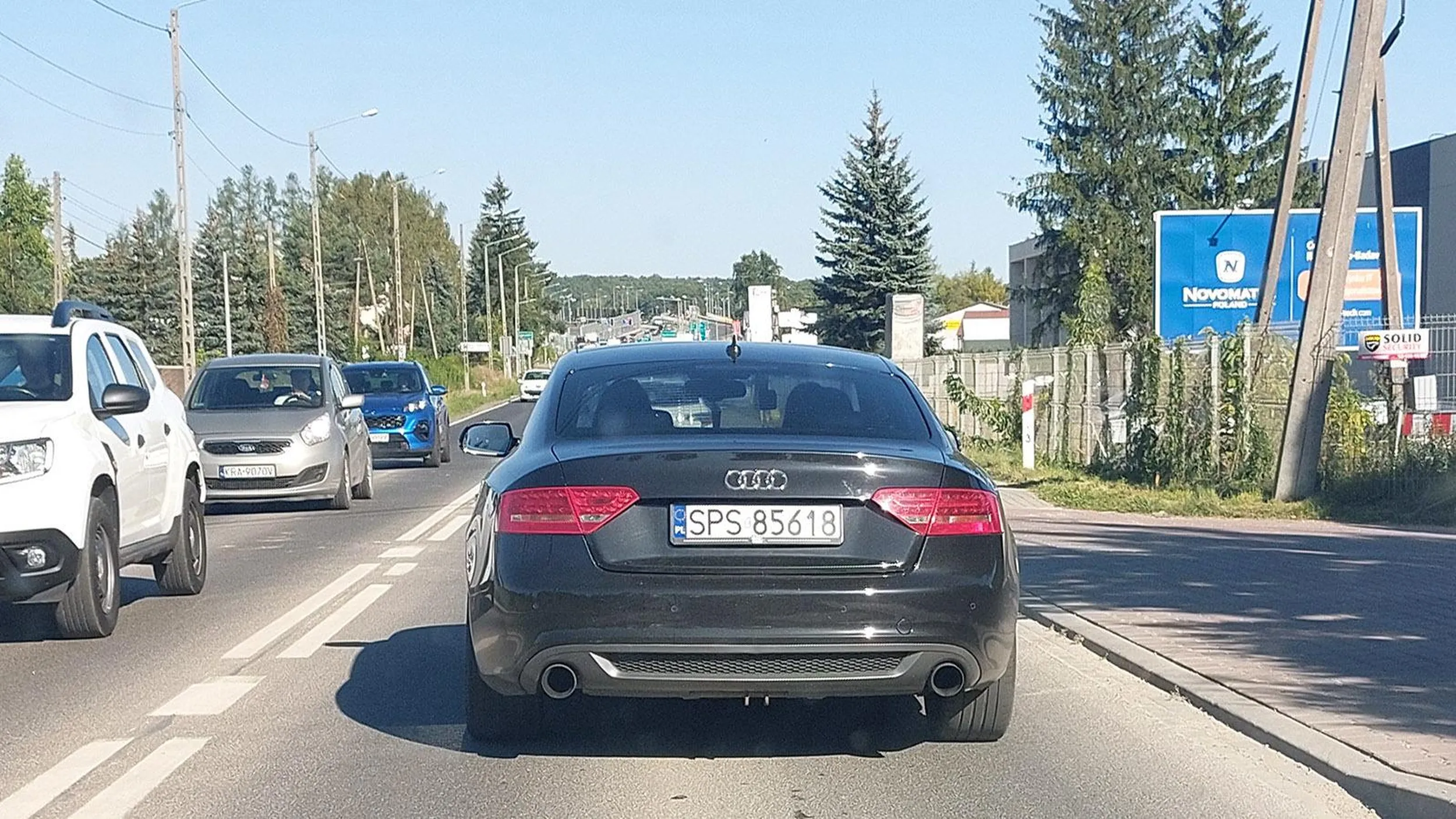 gamoń najpierw nie ogarnia co się dzieje dookoła, a potem wyprzedza pasem przeznaczonym do prawoskrętu. Jak to czytasz pierdoło: jak masz zapędy do takiej jazdy, to kup sobie chociaż coś mocniejszego, bo piłujesz gruza na granicy możliwości, a i tak coś kiepsko ci te manewry wychodzą.