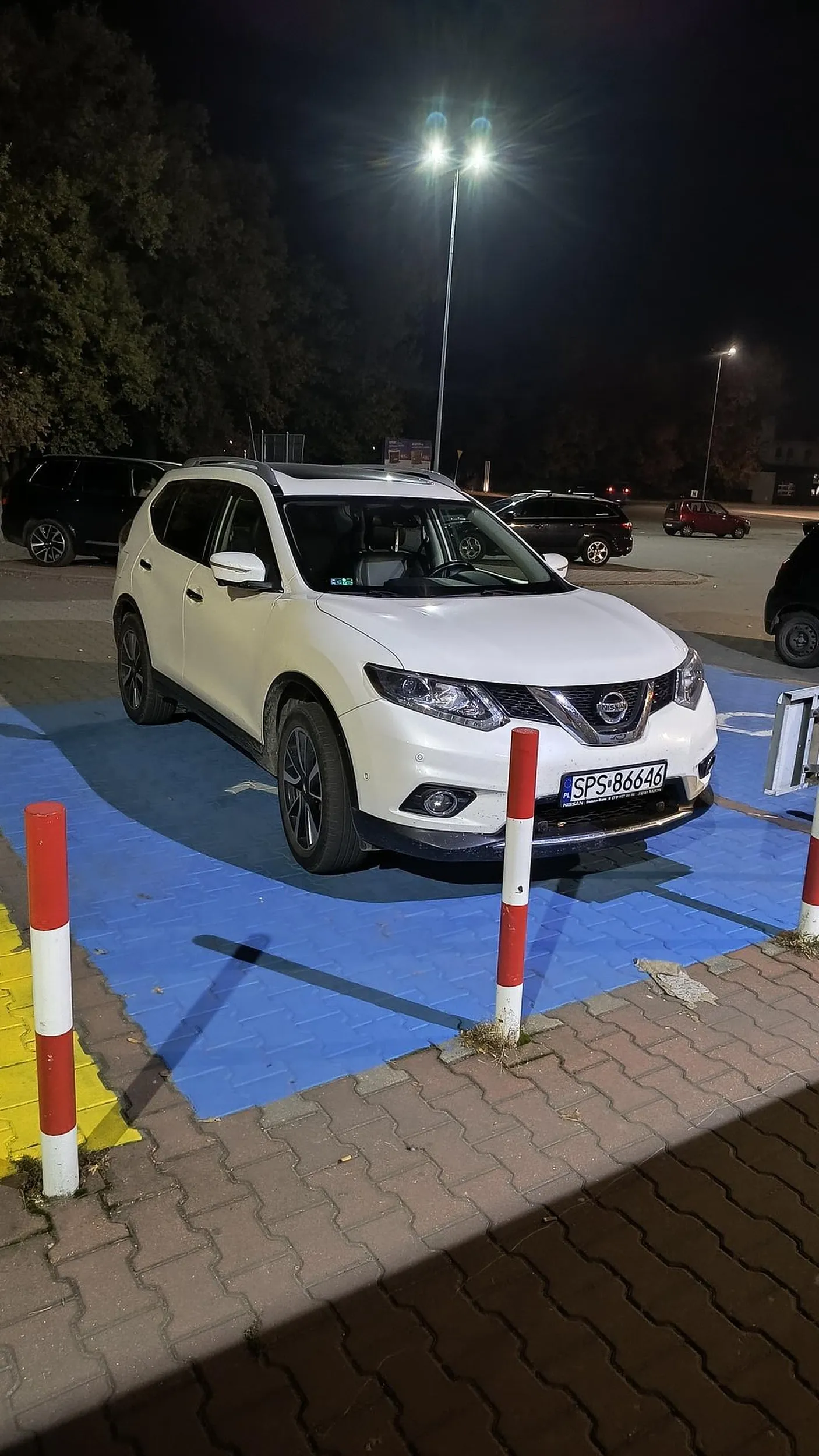 Kierowca wsiadł do swego wozu, Stanął w miejscu, co nie dla wozu. Niepełnosprawnych to miejsce było, Szybko wezwanie do SM wybyło.