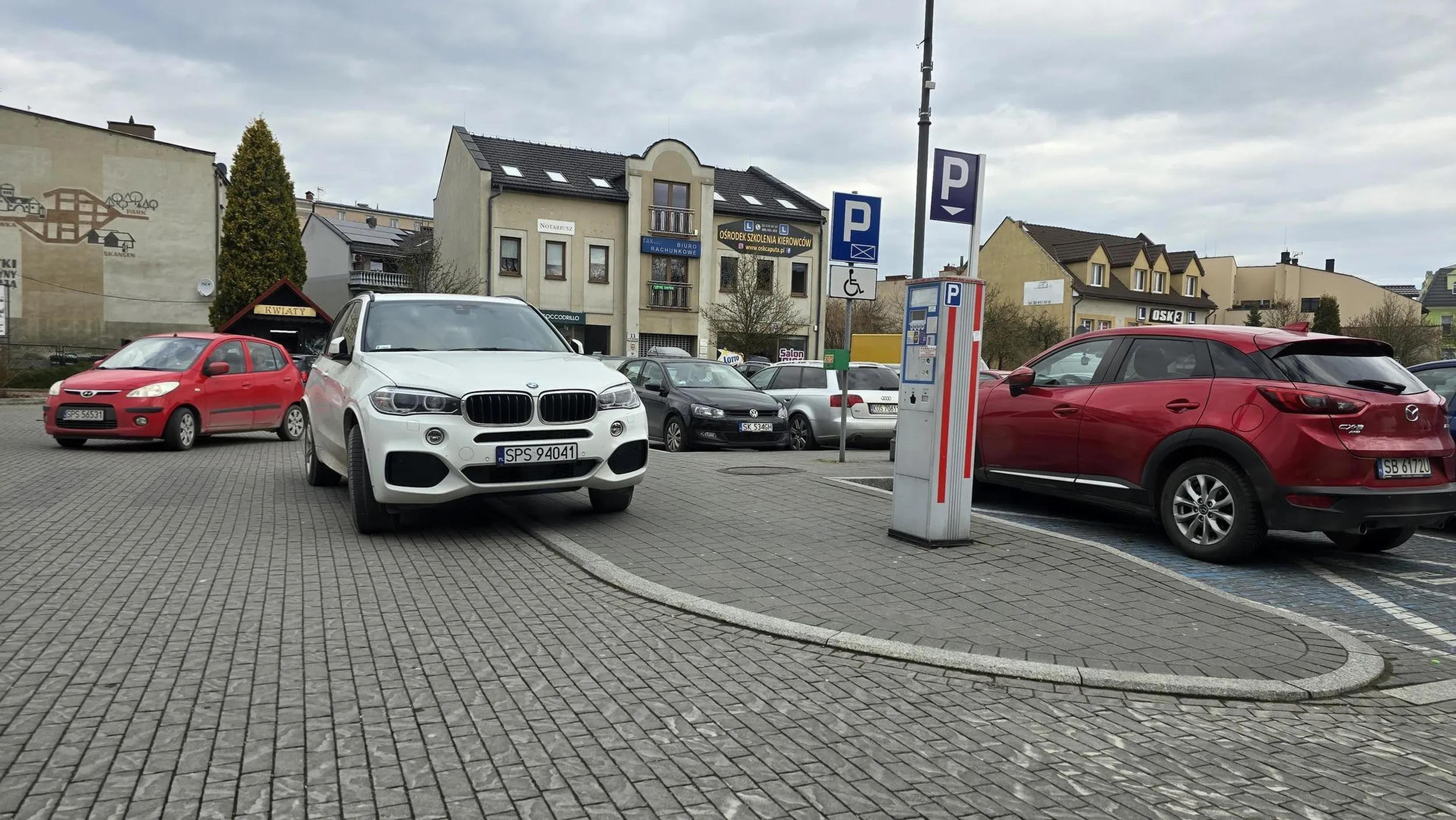 Specjalne miejsce dla specjalnego posiadacza BMW. Można byłoby poszukać normalnego miejsca ale po co, skoro można stanąć nielegalnie, na przejściu i tak, by utrudniać ruch innym. :)