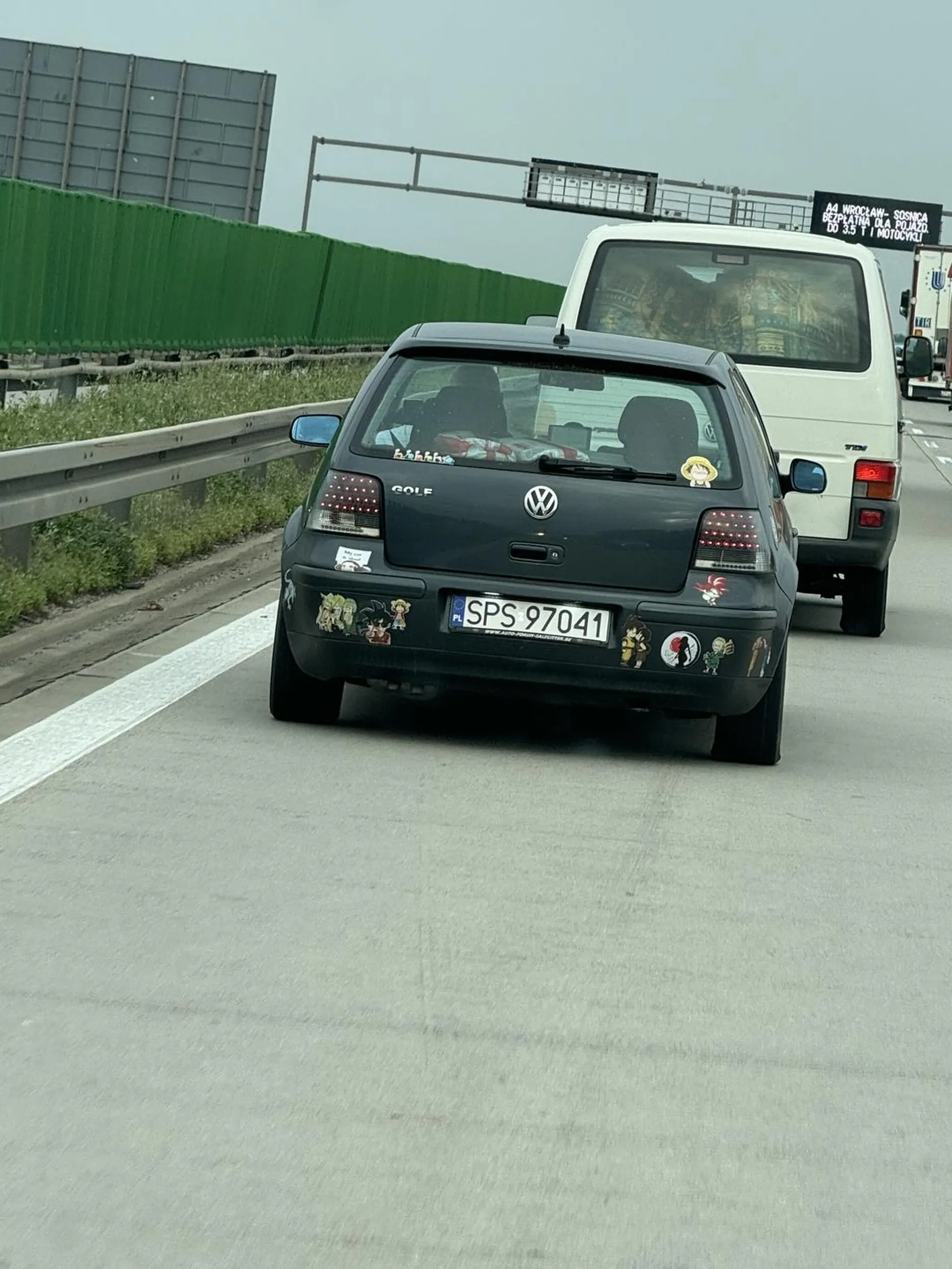 Mistrz obu pasów, zajeżdża w ostatniej chwili, pośpiesza innych i siedzi na zderzaku