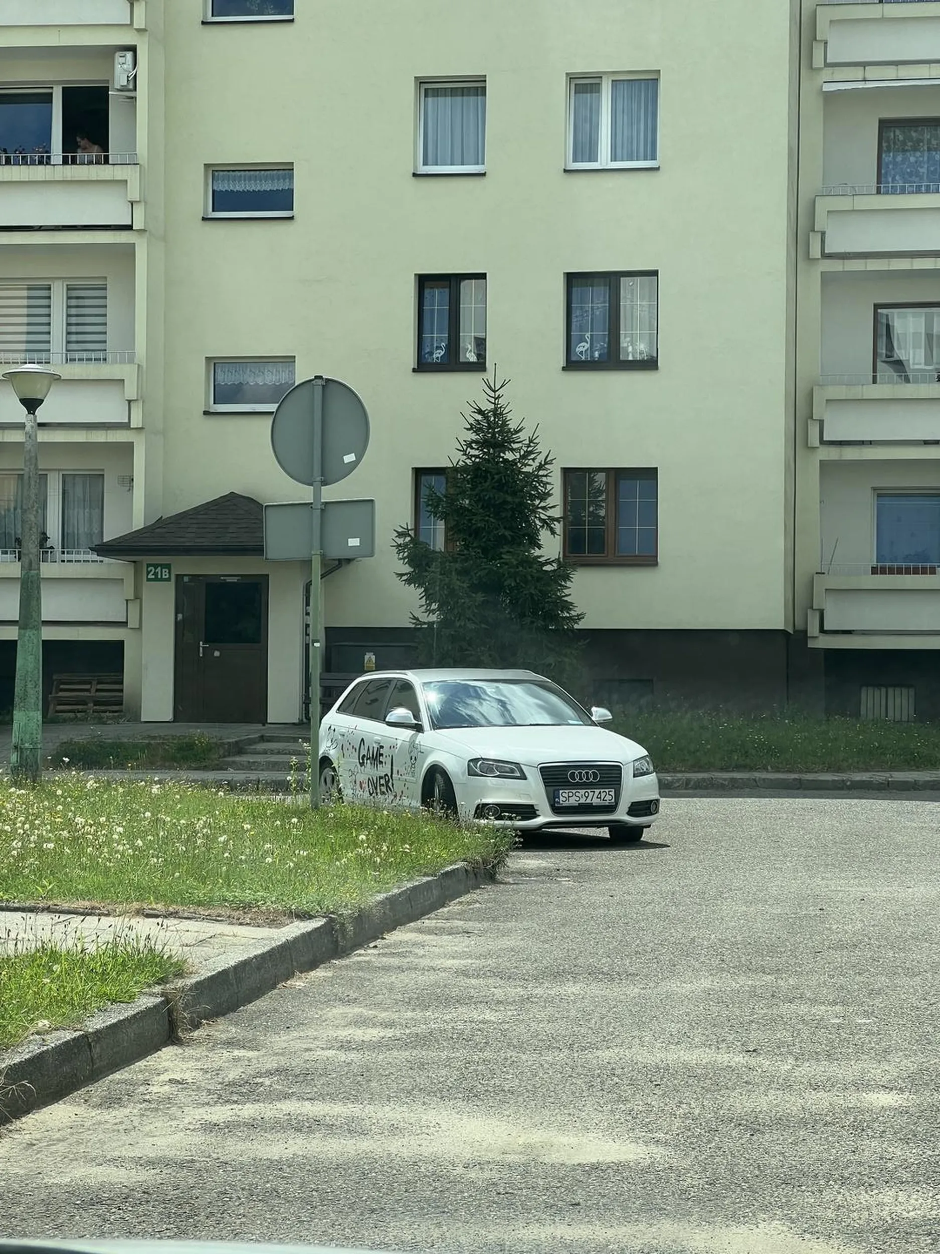 Cymbał robi sobie stały parking na drodze pożarowej…