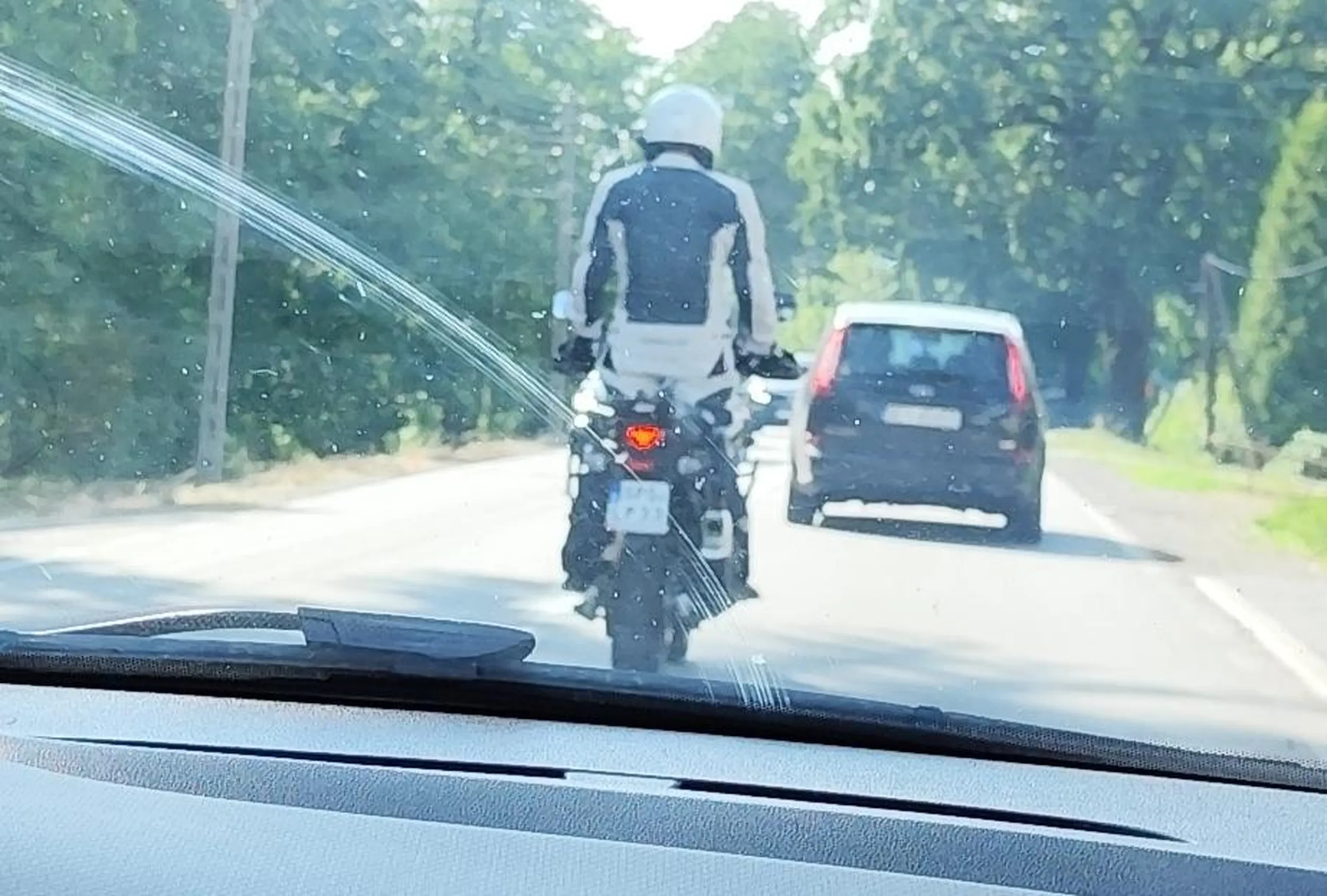 Chłop na motorze jedzie na stojąco, wolno, i jeszcze na maksa z lewej strony aby nie dało się go wyprzedzić