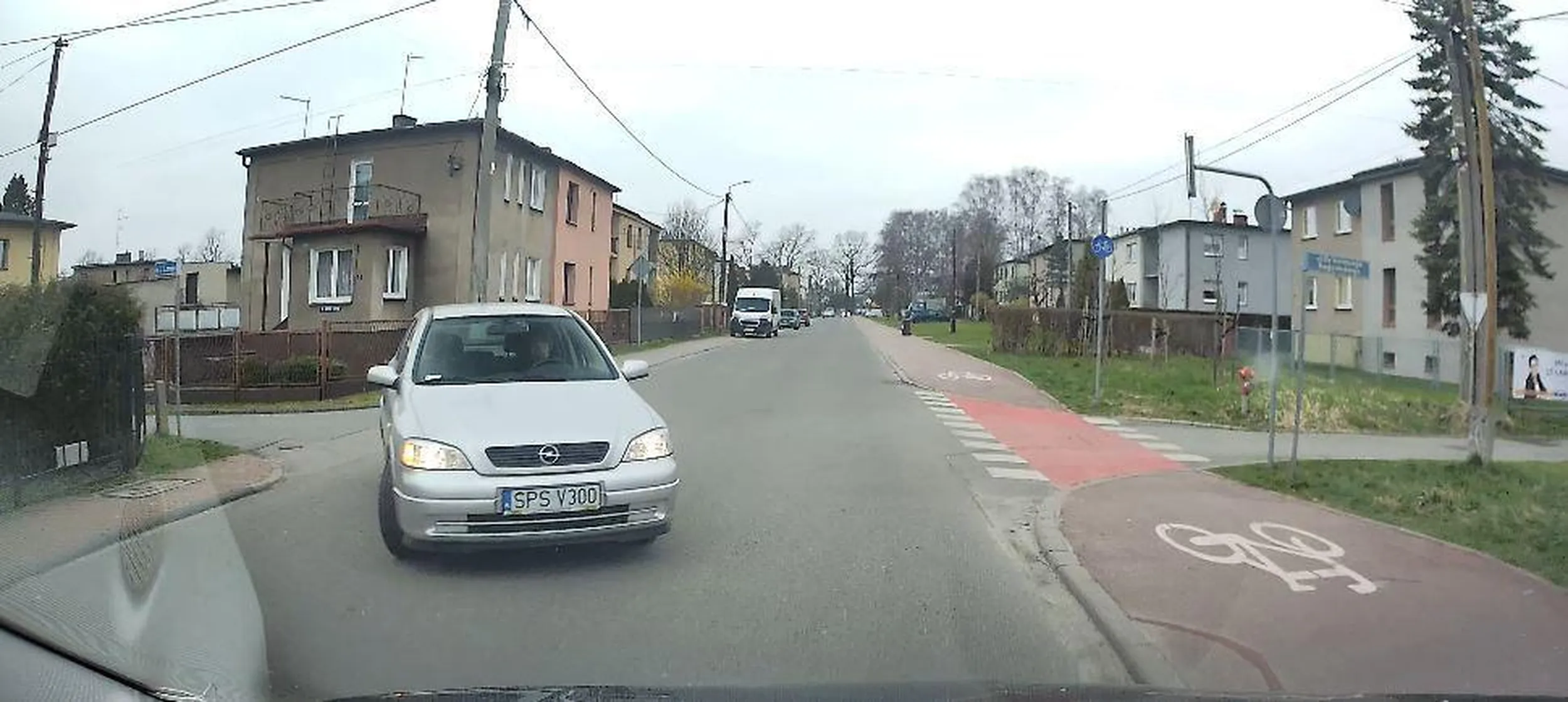 wyjazd z bocznej uliczki wprost pod jadące prawidłowo auto !