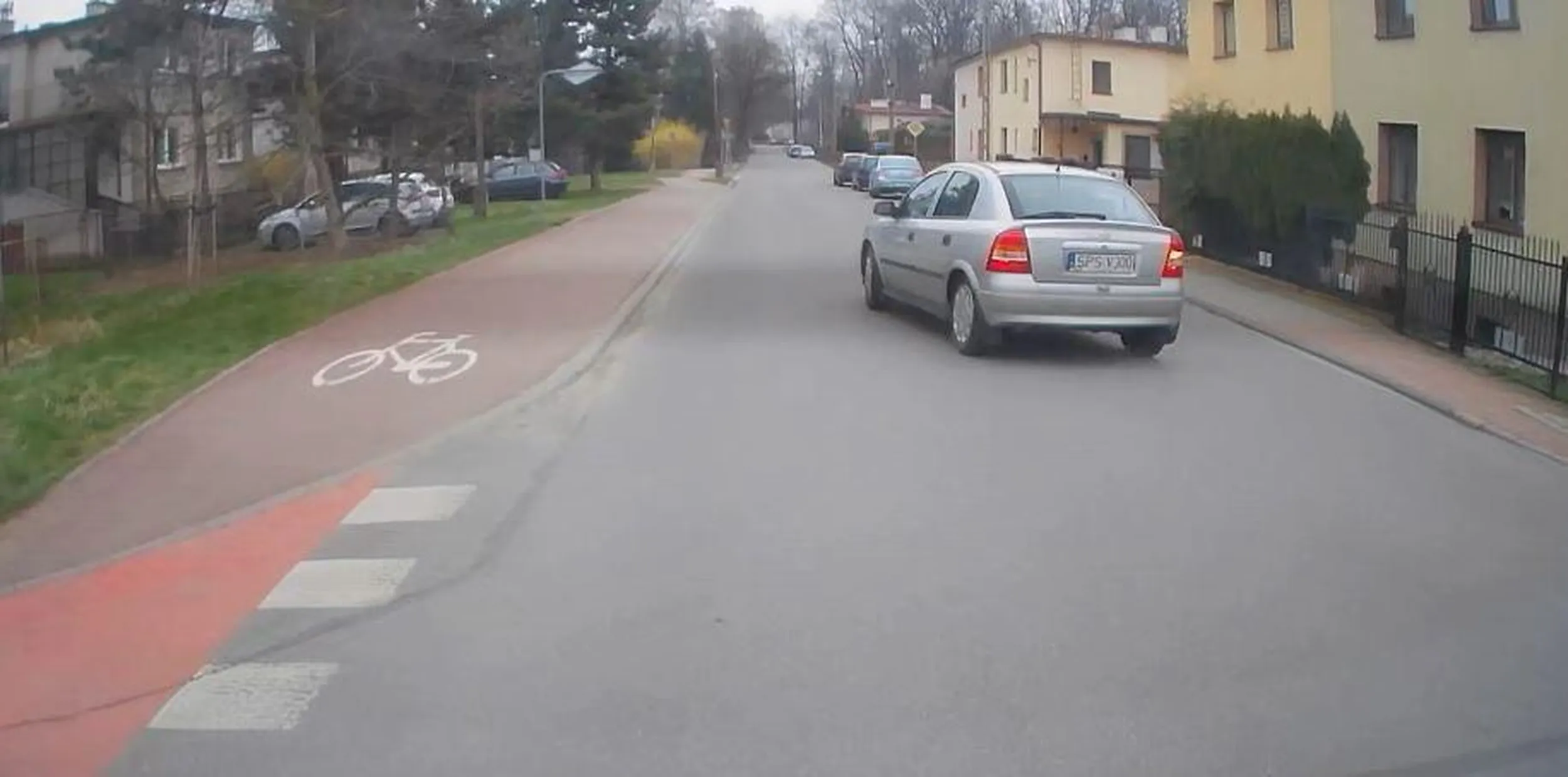 wyjazd z bocznej uliczki wprost pod jadące prawidłowo auto !