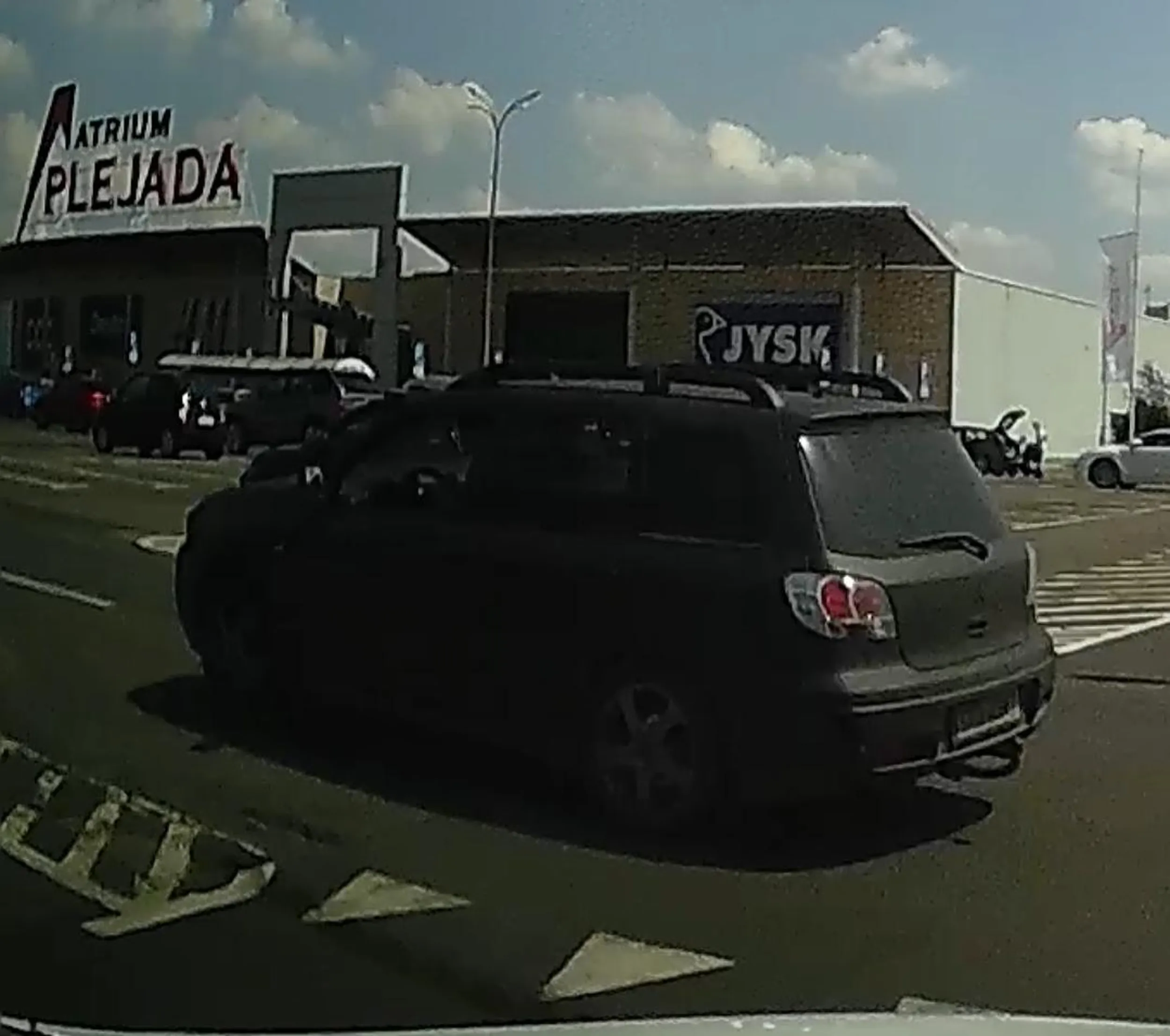 Uwaga na tego bezmózga,daje ile fabryka dała,tnie parking nie patrząc na innych uczestników ruchu.