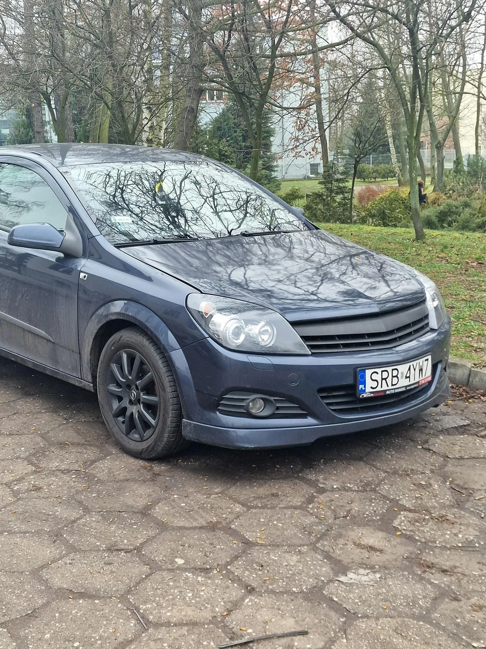 Piękny samochód, kierowca też niczego sobie